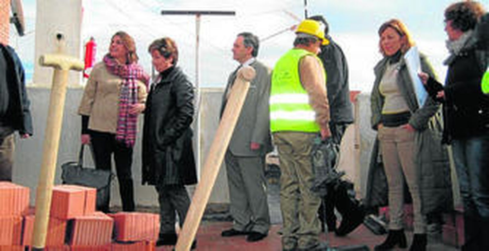 La consejera de Fomento, Elena Cortes, estuvo ayer junto a la delegada del ramo, Encarna Caparrós, y la delegada, Sonia Ferrer, en la obra.