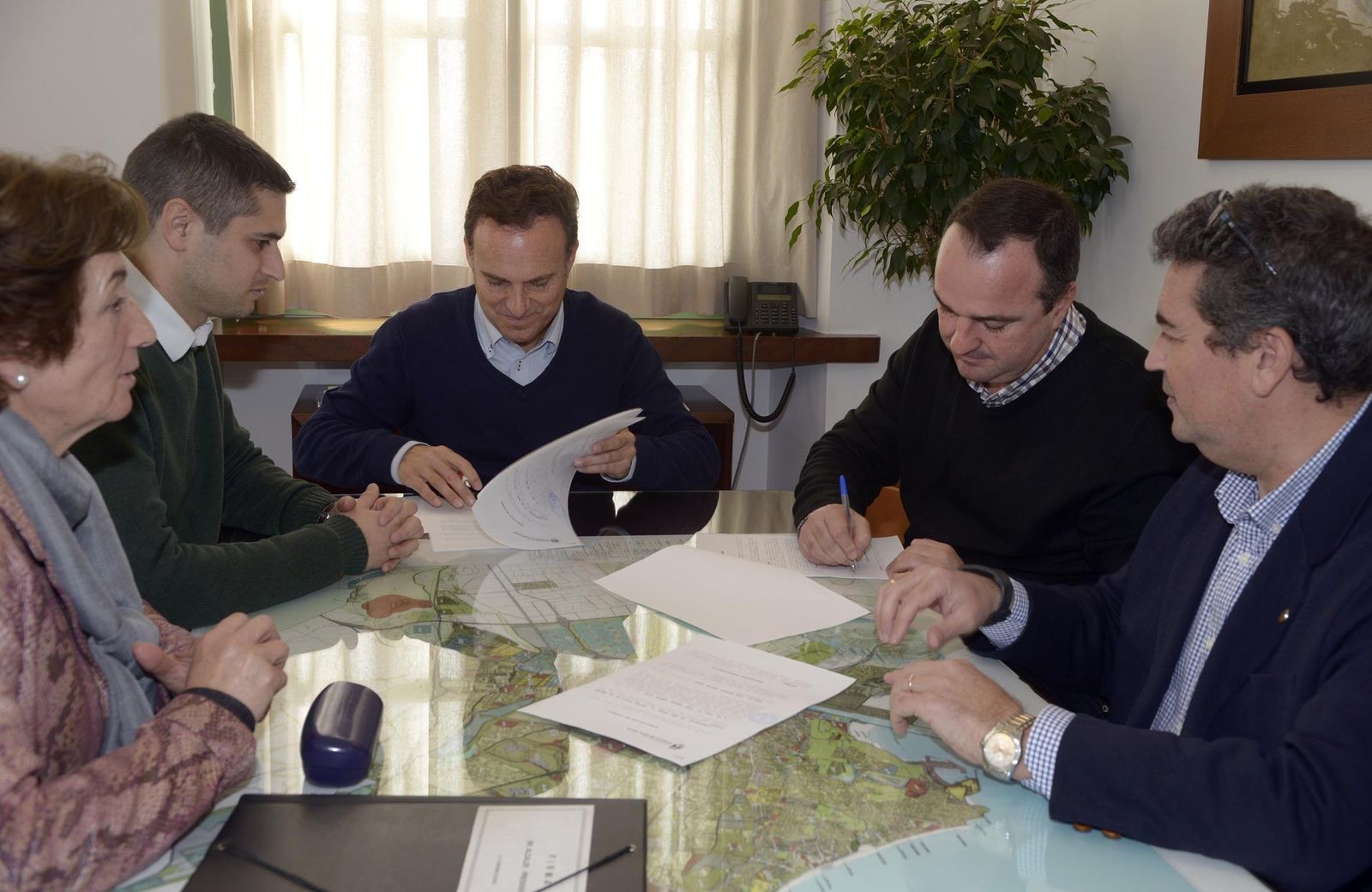 Un  momento de la firma del contrato con la empresa que gestionará la Sala de la Juventud.