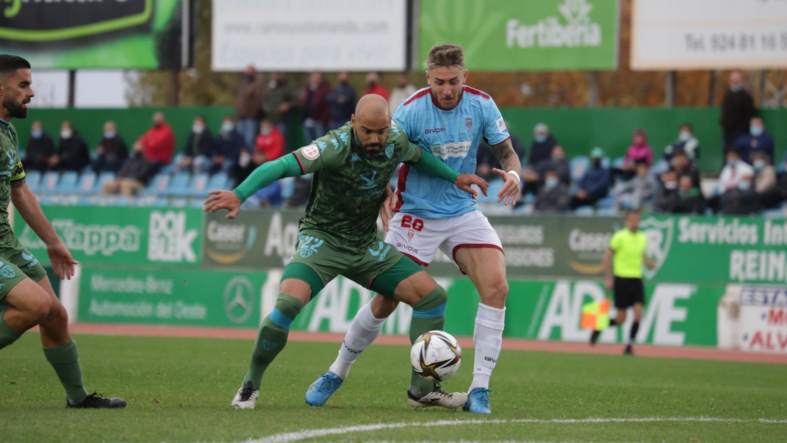 Casas es frenado por Espín en un intento del Córdoba CF en ataque.