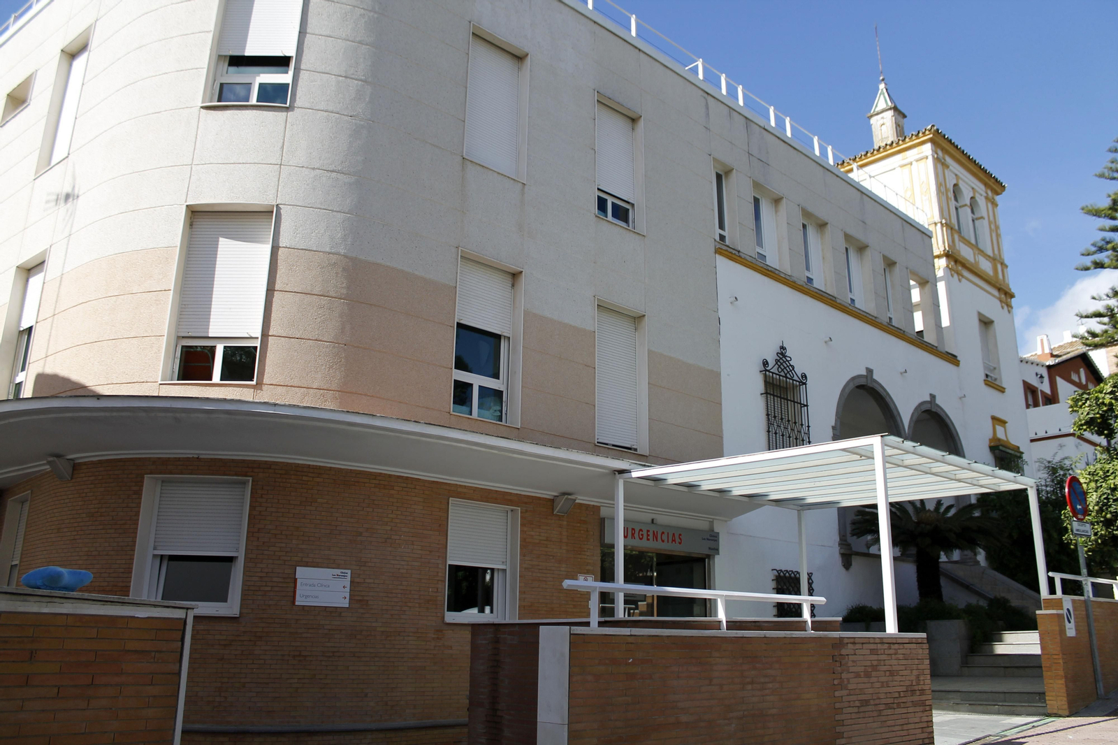 Fachada principal de la clínica Los Naranjos de la capital.