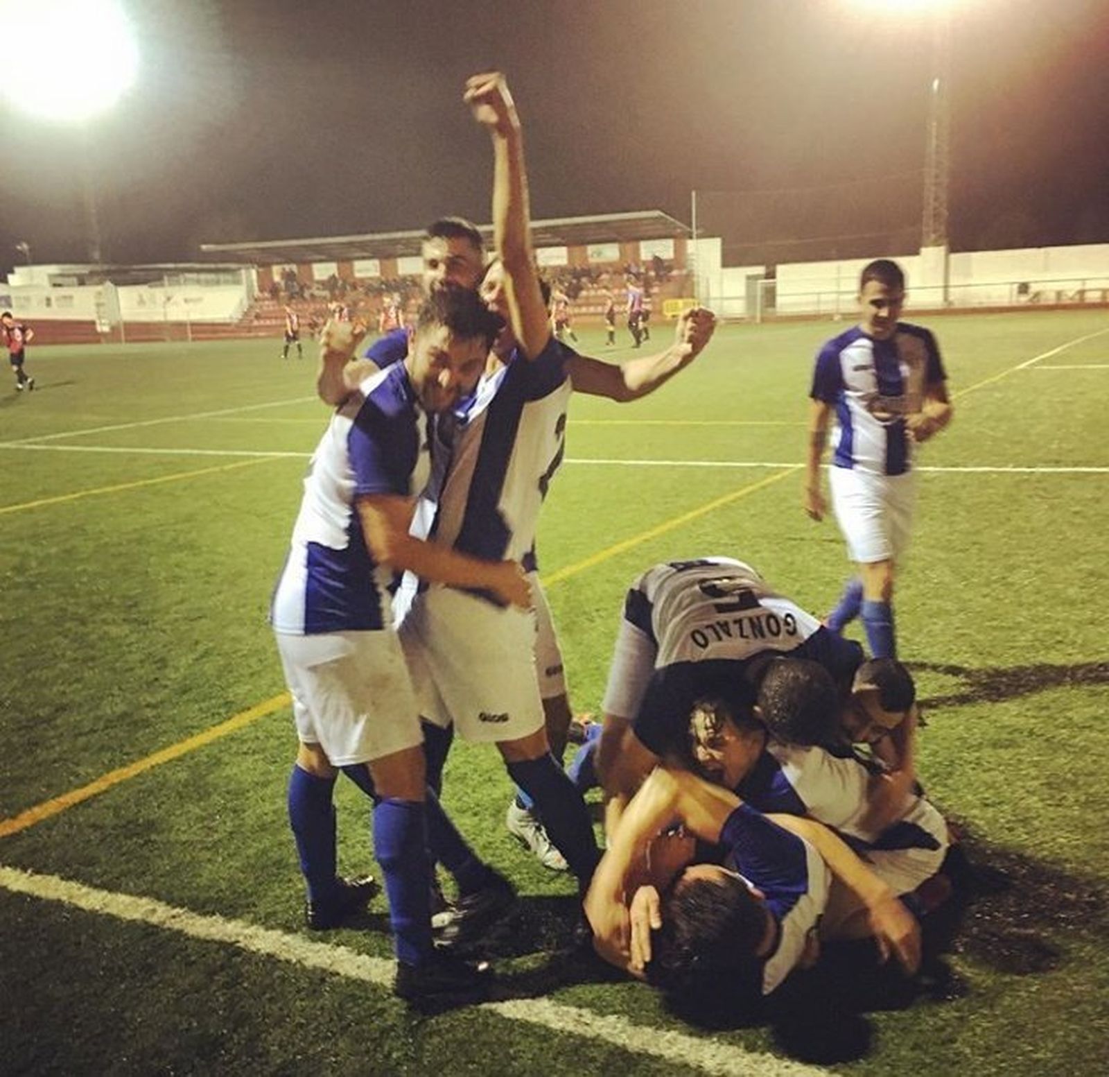 Los jugadores del CD Zarza celebran un gol.
