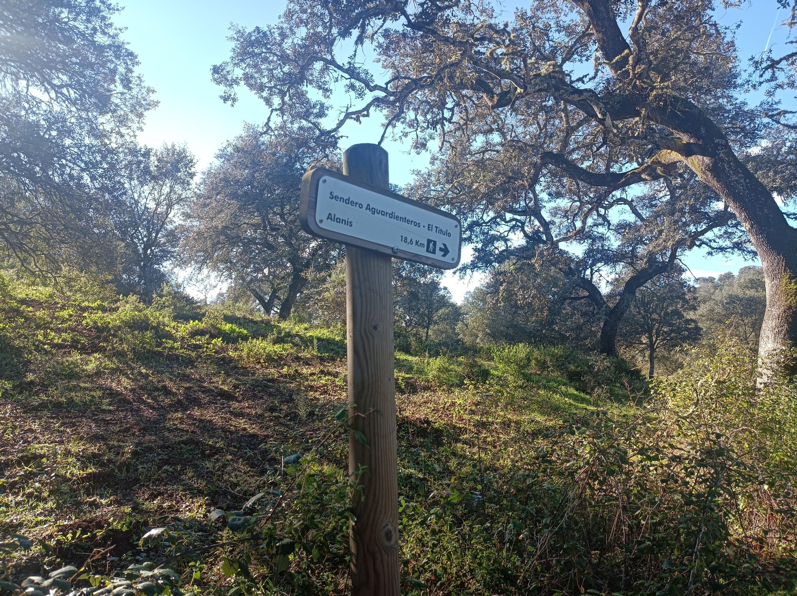 Hay algunos carteles indicativos que marcan las distancias.