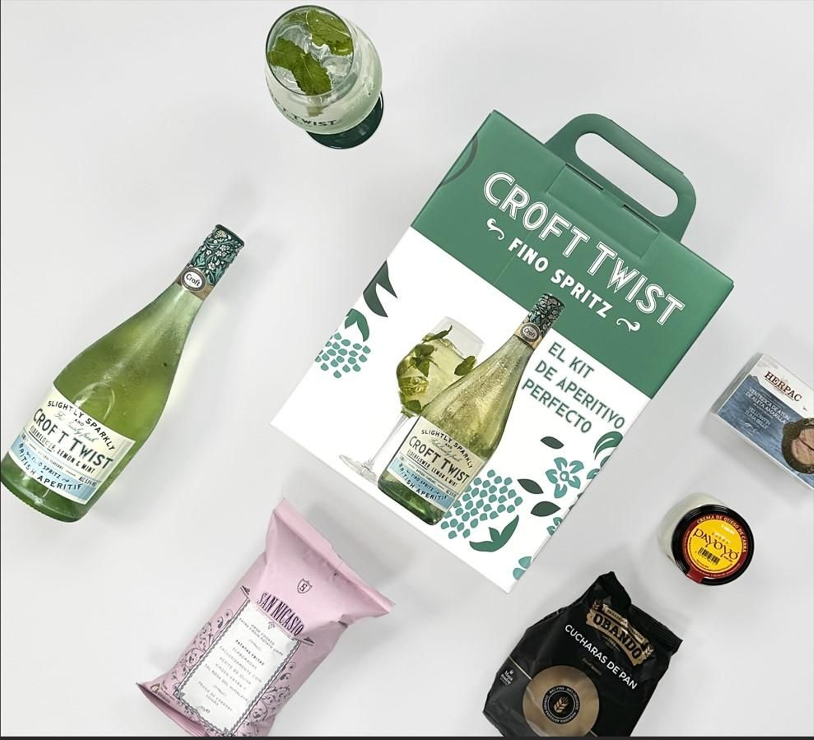Bodegón con los productos gourmet del estuche 'AperitiWow' Bodegón con los productos gourmet del estuche 'AperitiWow'