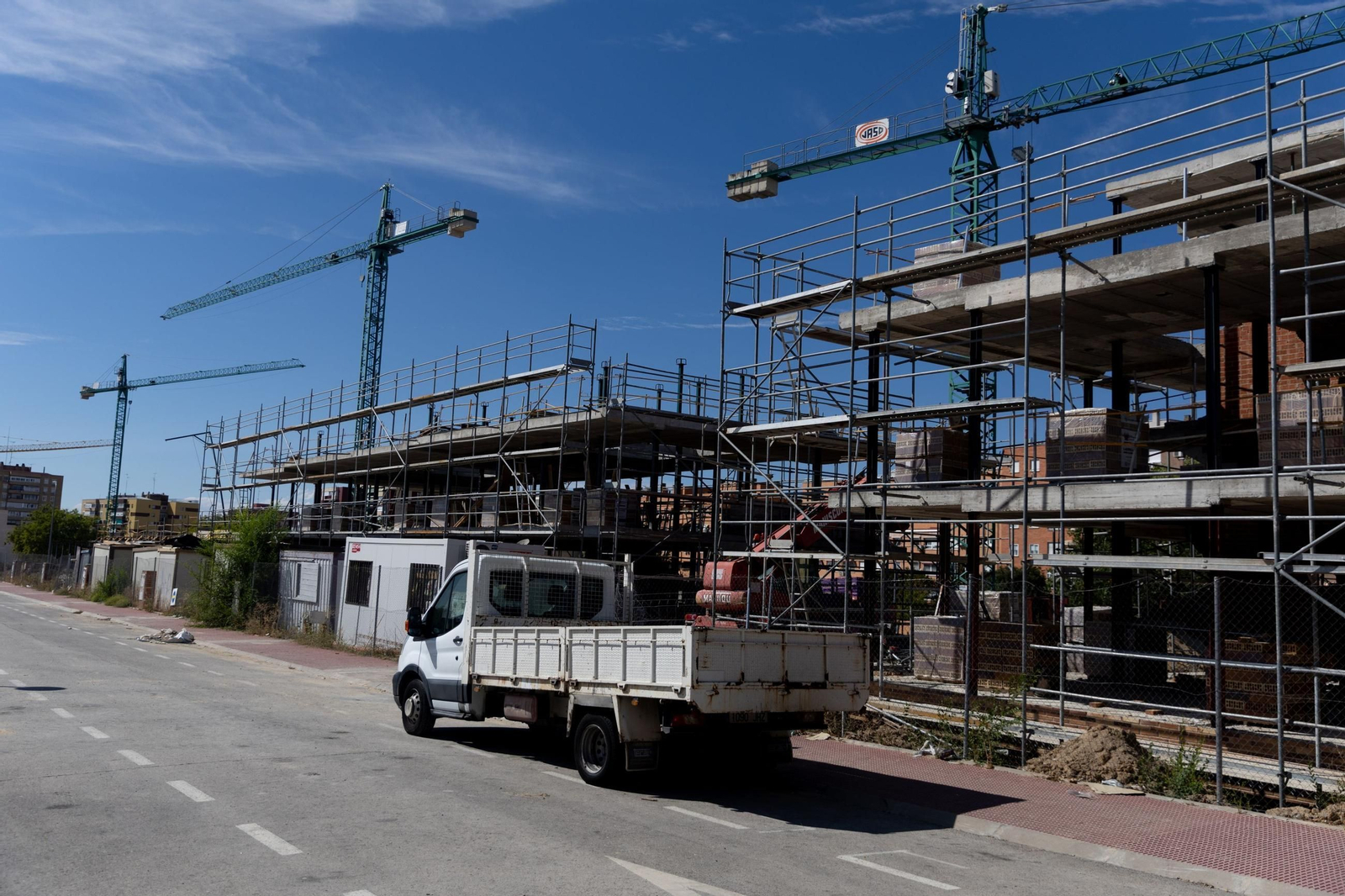 Un camión delante de las obras de vivienda nueva en Málaga.