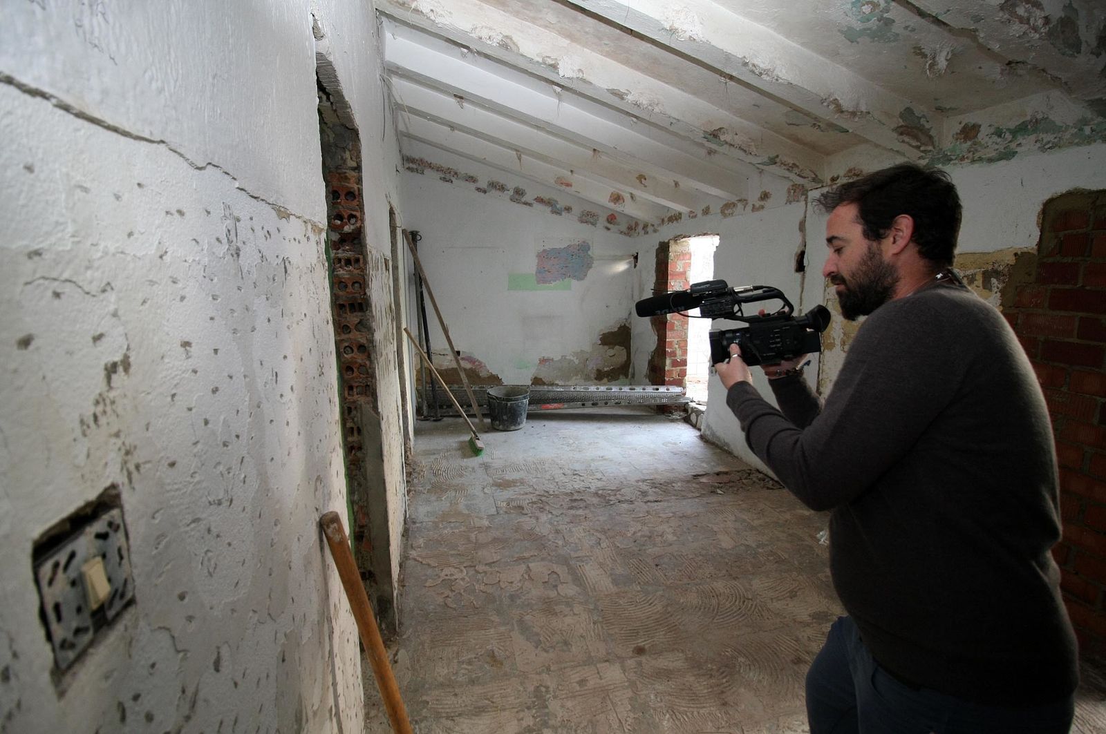 La visita del alcalde a las obras de rehabilitación de las viviendas de Pérez Cubillas, en imágenes