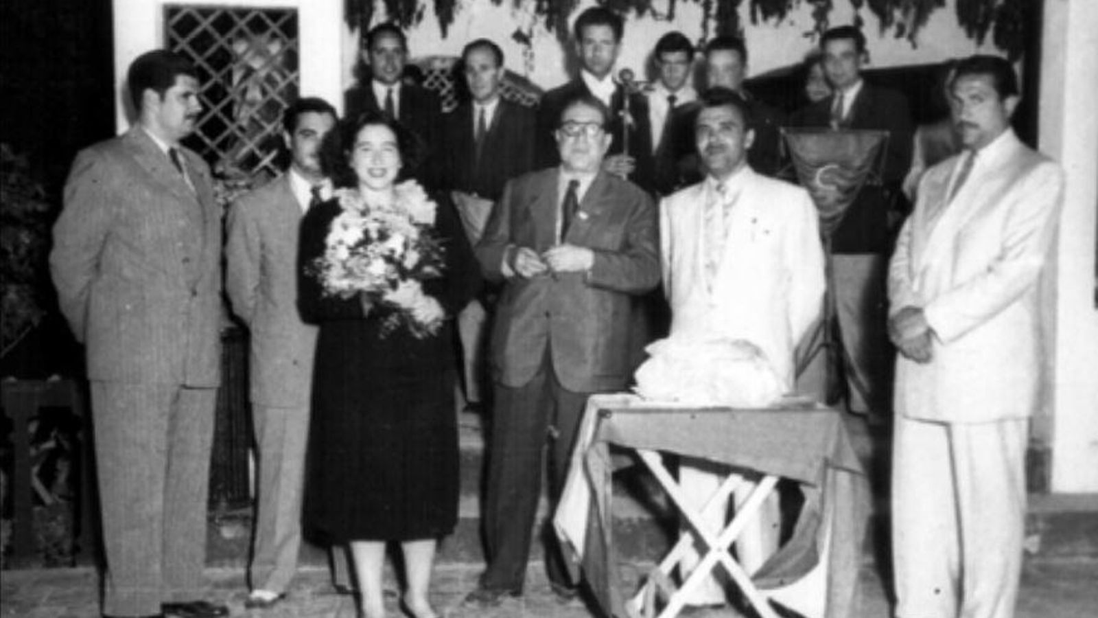 Amparo Cruz Herrera recibiendo un premio  en el Concurso-Exposición de Pintura y Escultura, 1953.