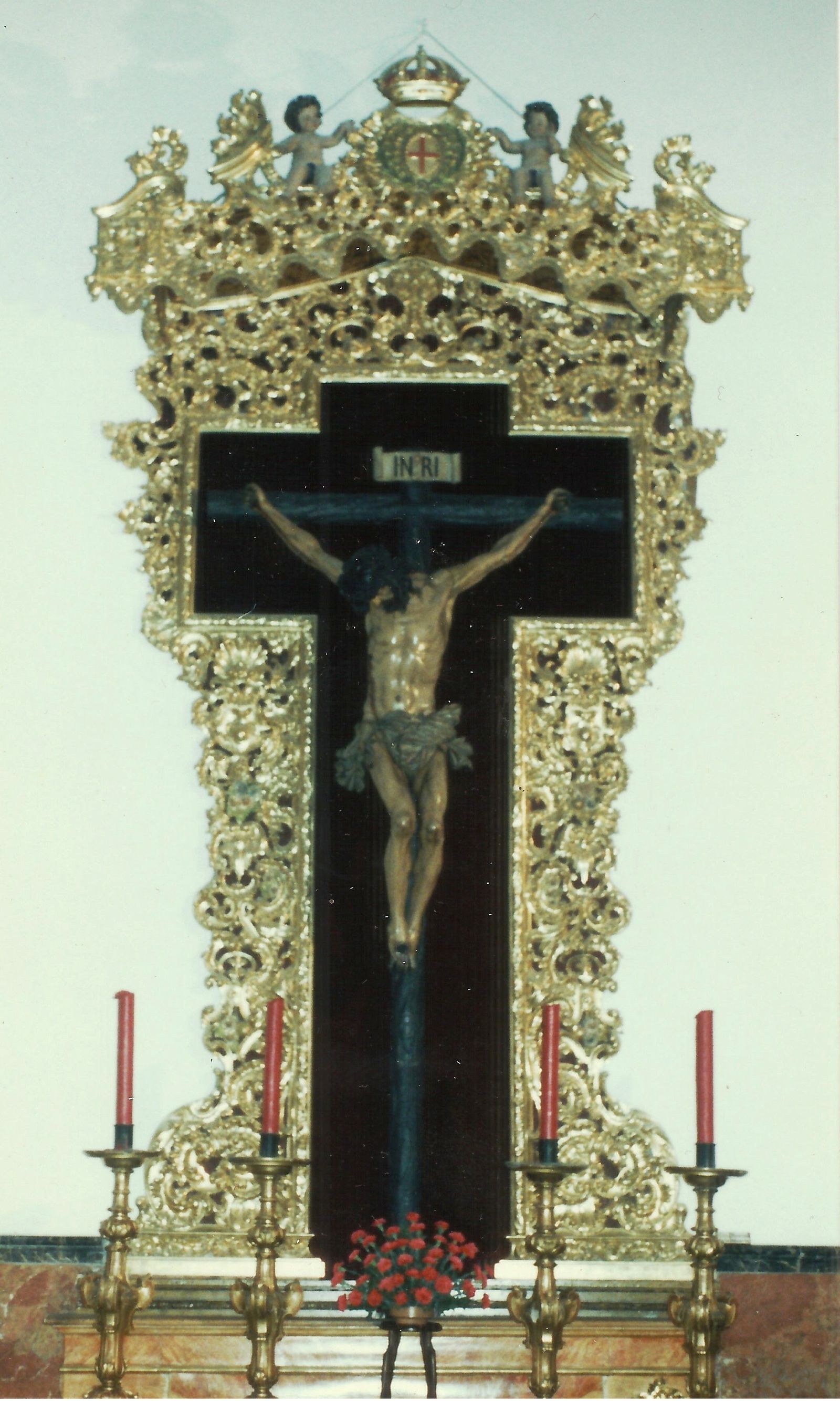 El Cristo de la Buena Muerte, en el retablo tallado por Pérez Calvo.