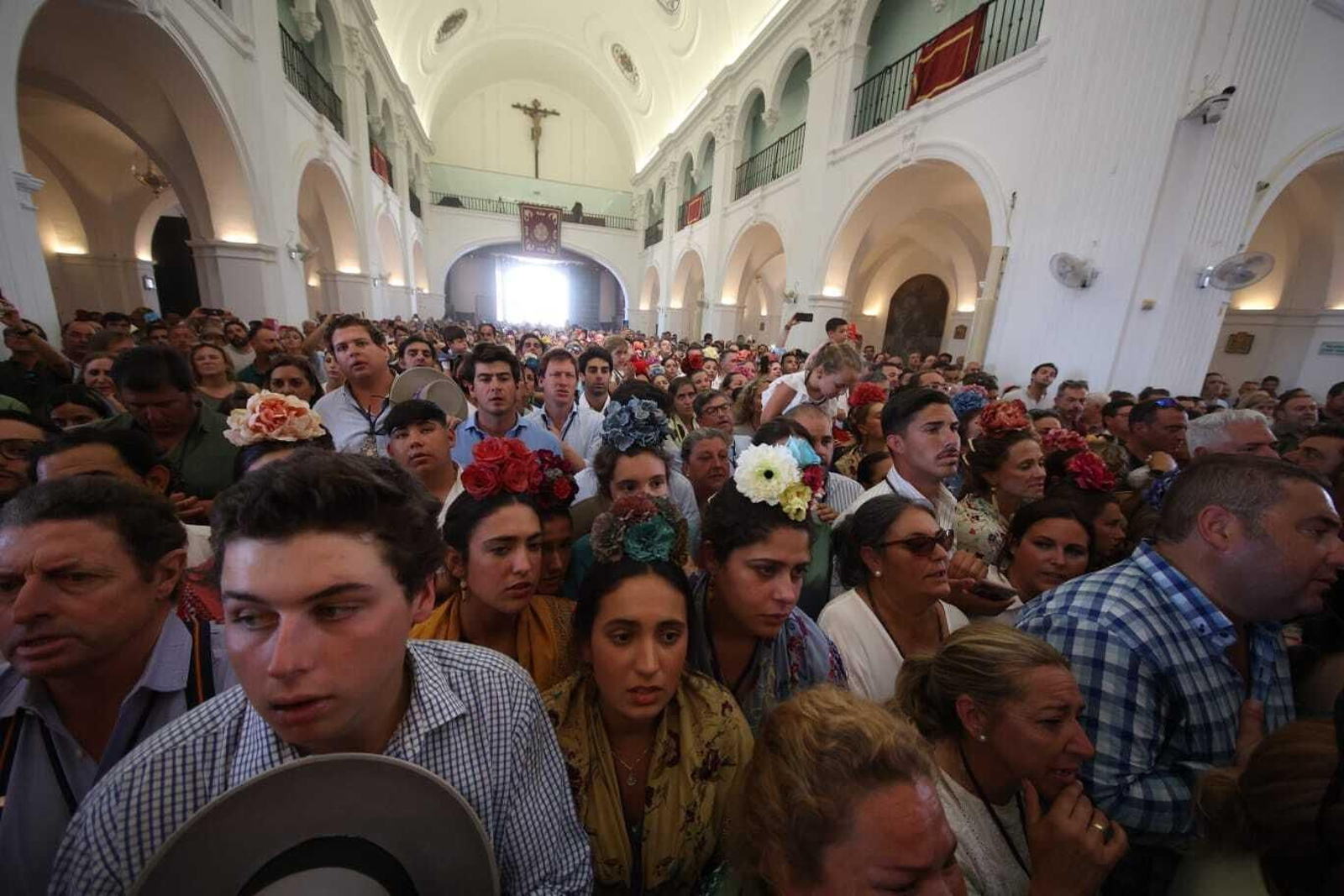 El Simpecado de Jerez a los pies de la Virgen del Rocío