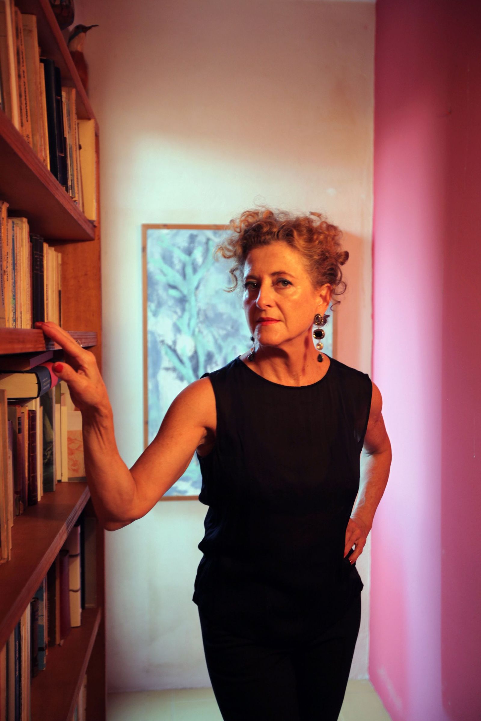 Entre libros y obras de arte, Magda Bellotti en su hogar, donde concedió a 'Europa Sur' su última entrevista.