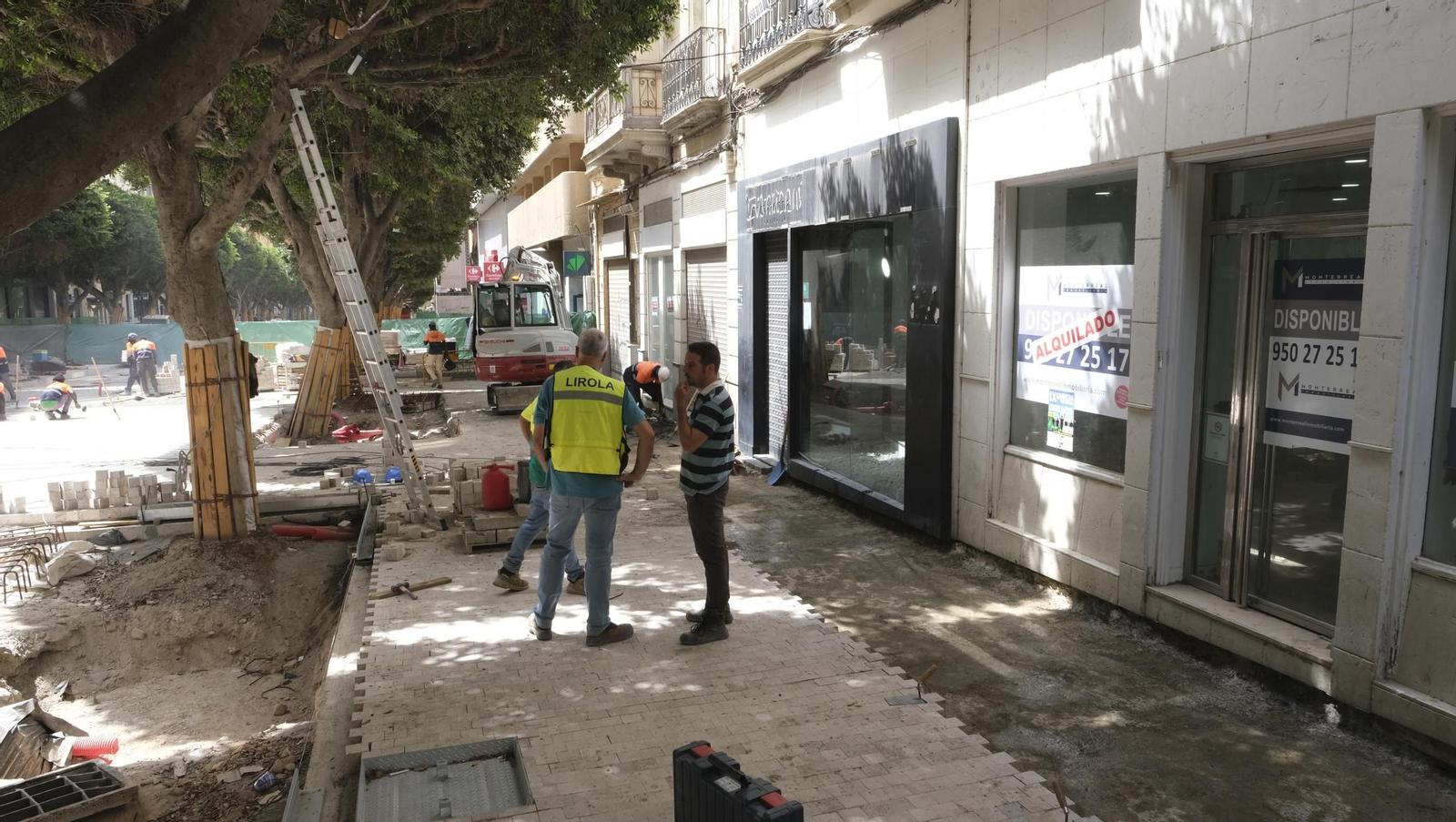 Las obras de peatonalización del Paseo de Almería entran en el turno de noche, en imágenes