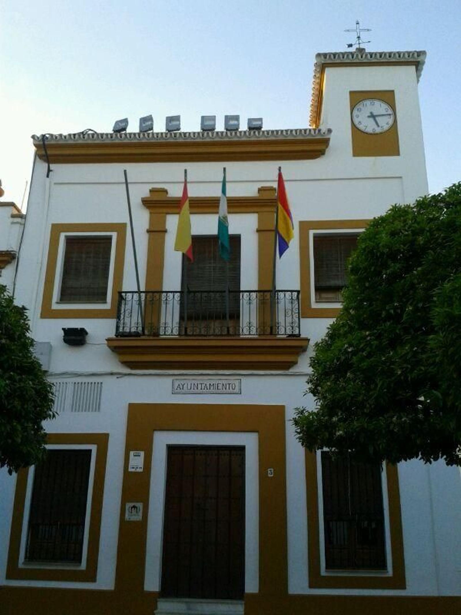 Fachada principal del Ayuntamiento de Villaverde del Río.