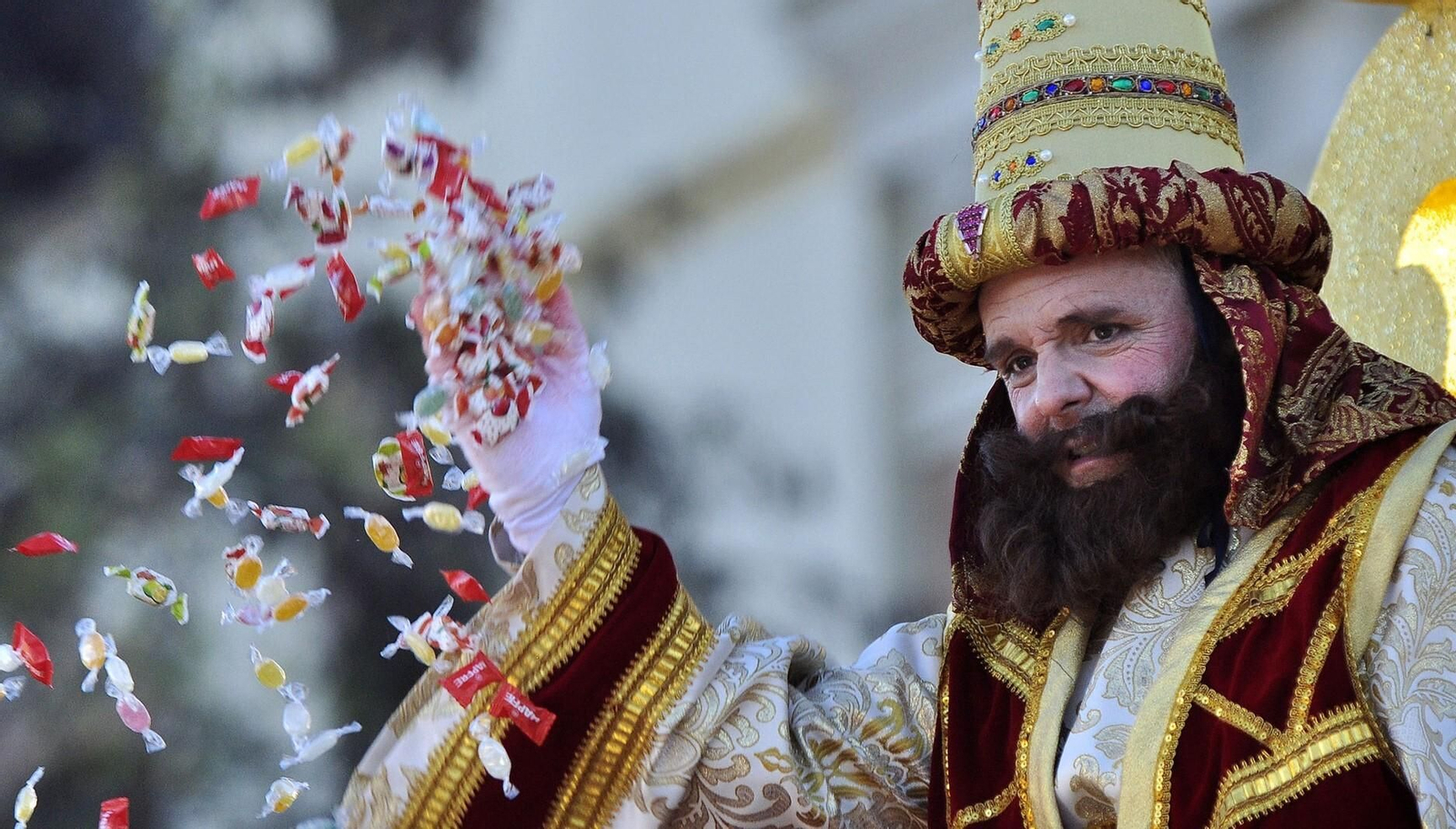 José Luis Escañuela lanza los caramelos de la discordia durante la Cabalgata de 2013.