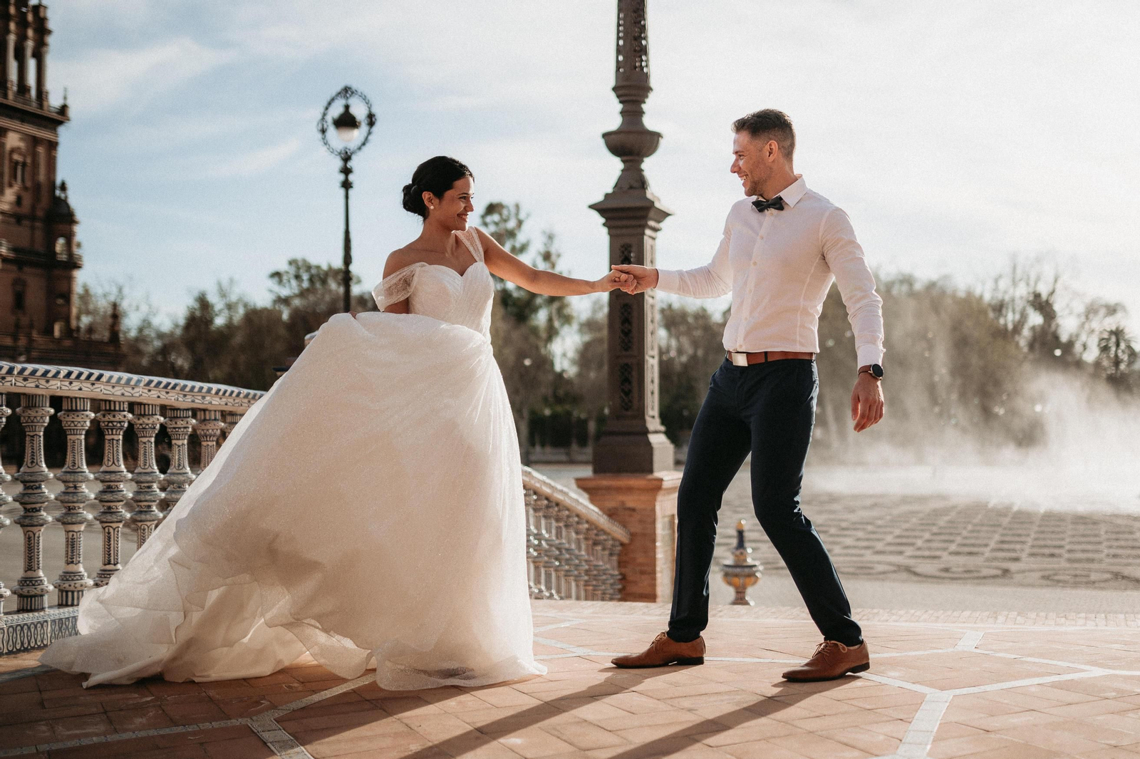 Una pareja de recién casados en la Plaza de España.