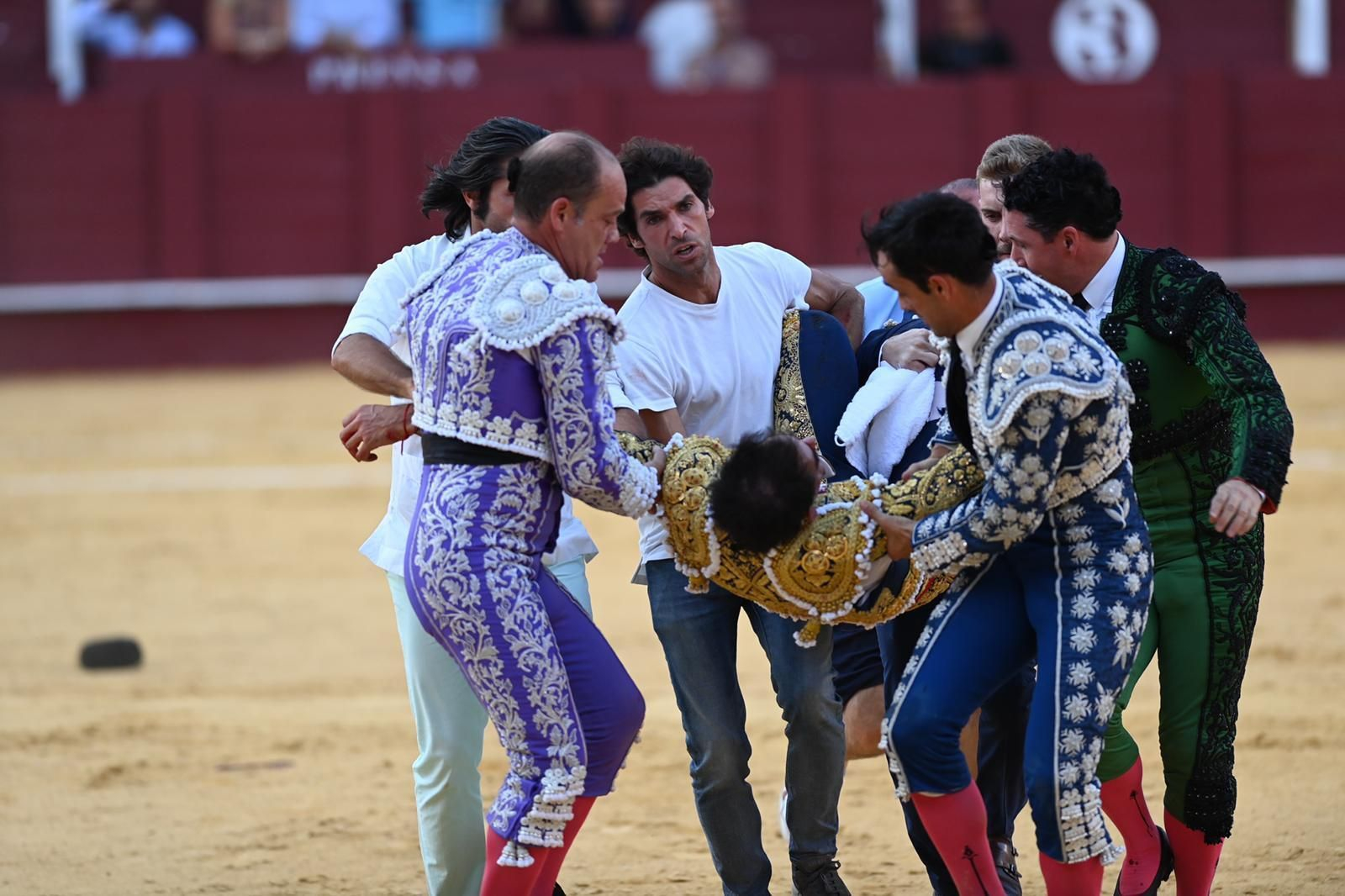 Fortes es trasladado a la enfermería por sus compañeros. Fortes es trasladado a la enfermería por sus compañeros.