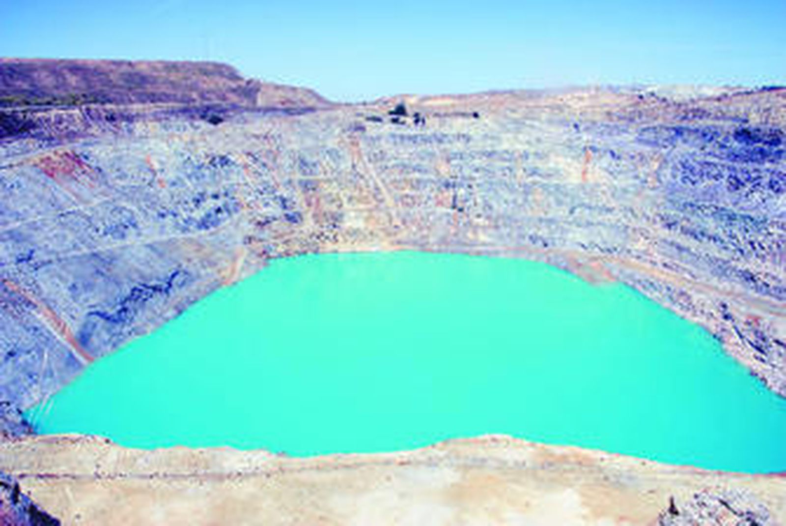 Una de las balsas de las antiguas minas de Aznalcóllar.