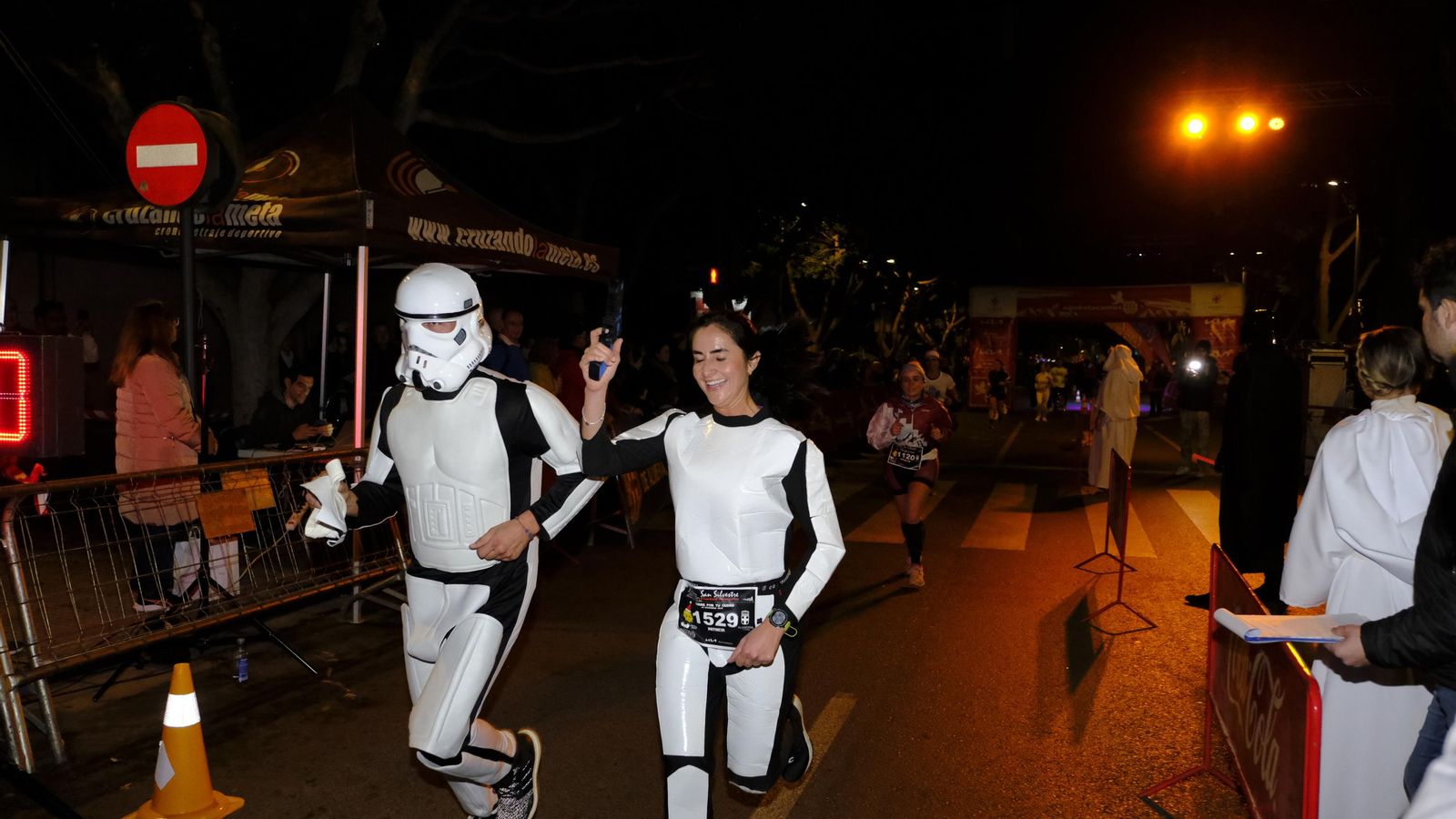 Dos de los participantes de la prueba disfrazados de Star Wars.