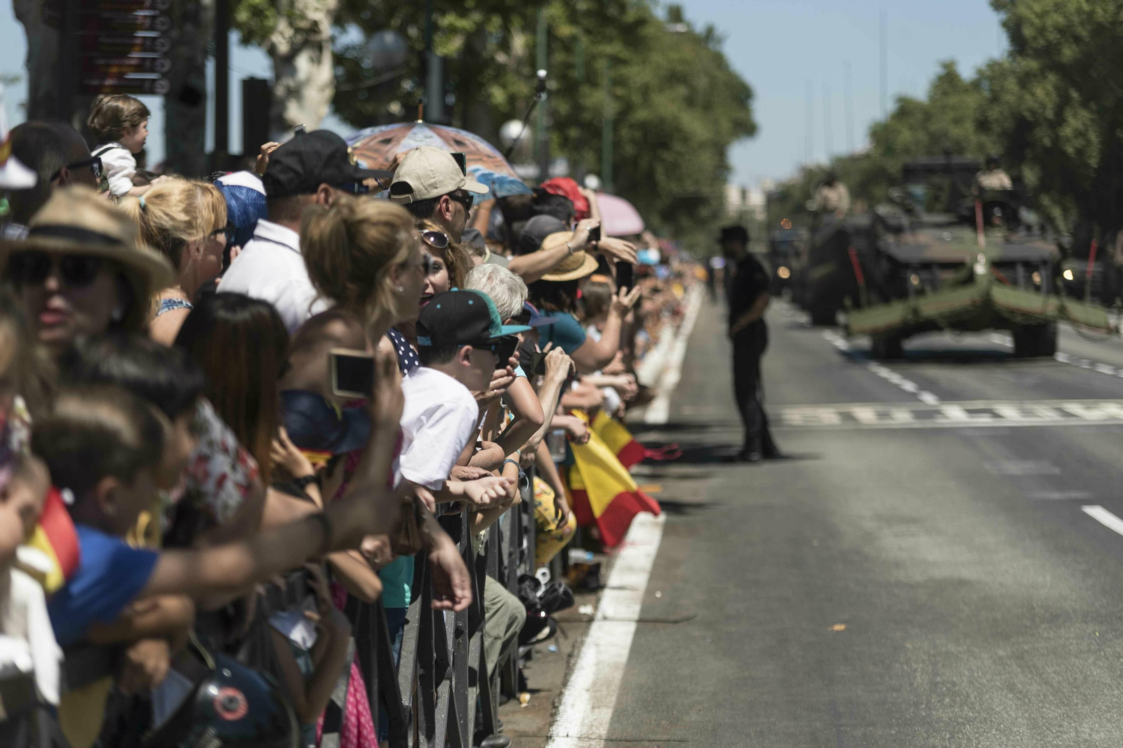 Las imágenes del desfile del Día de las Fuerzas Armadas en Sevilla