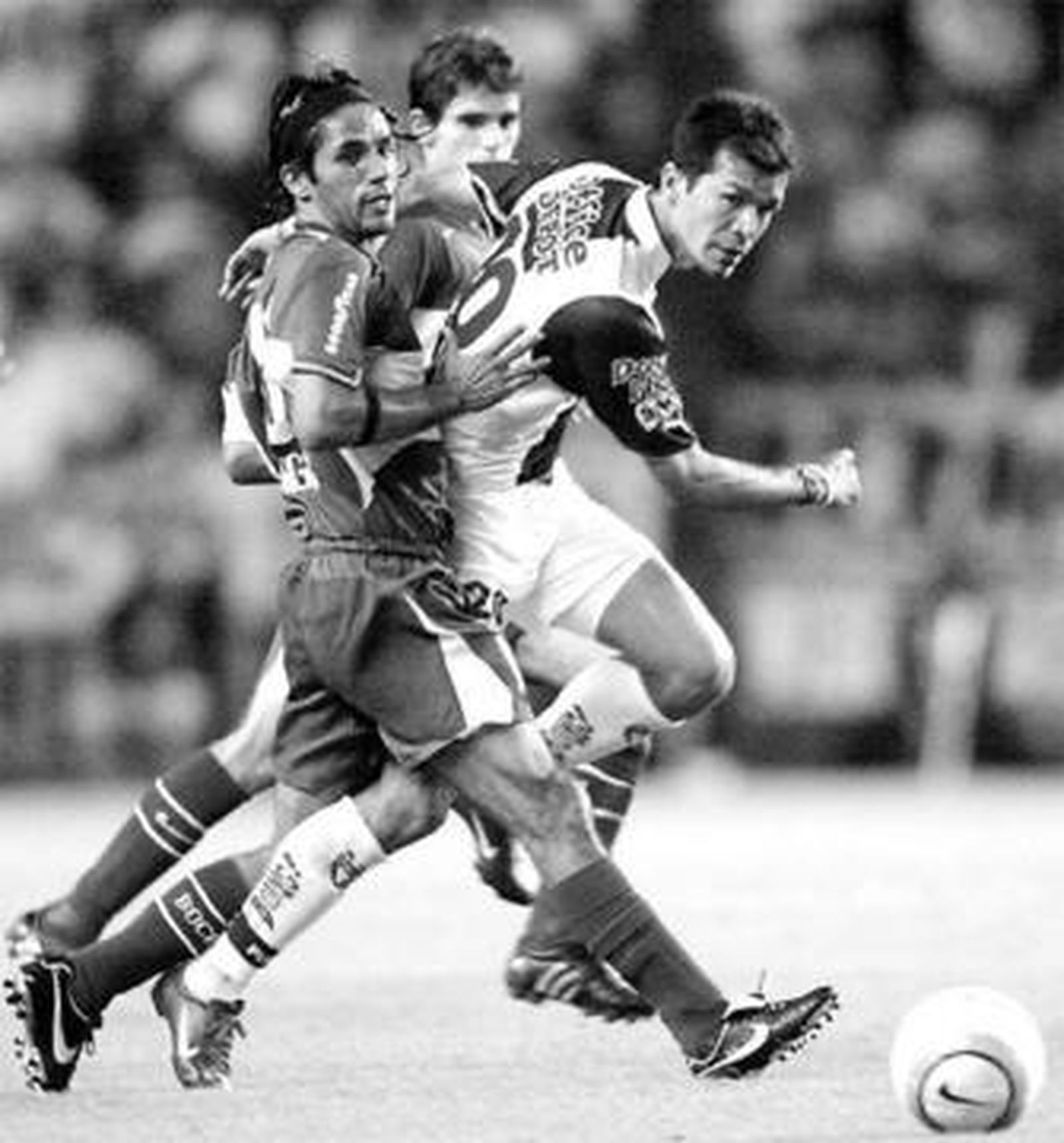 Vargas pugna con Borghetti por un balón en un partido de Copa Libertadores.