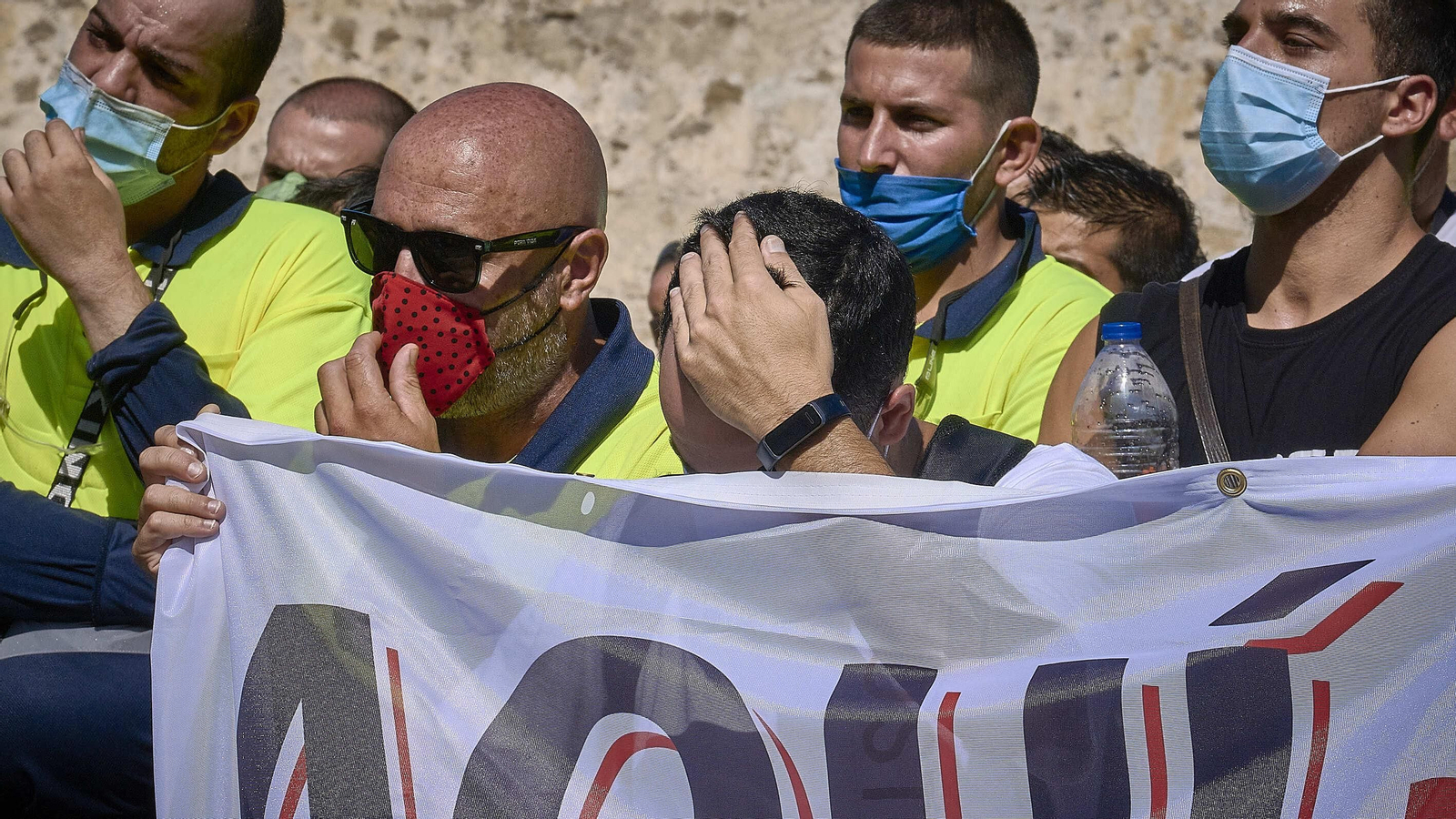 Los trabajadores de Navantia Puerto Real concentrados frente a la Subdelegación del Gobierno.