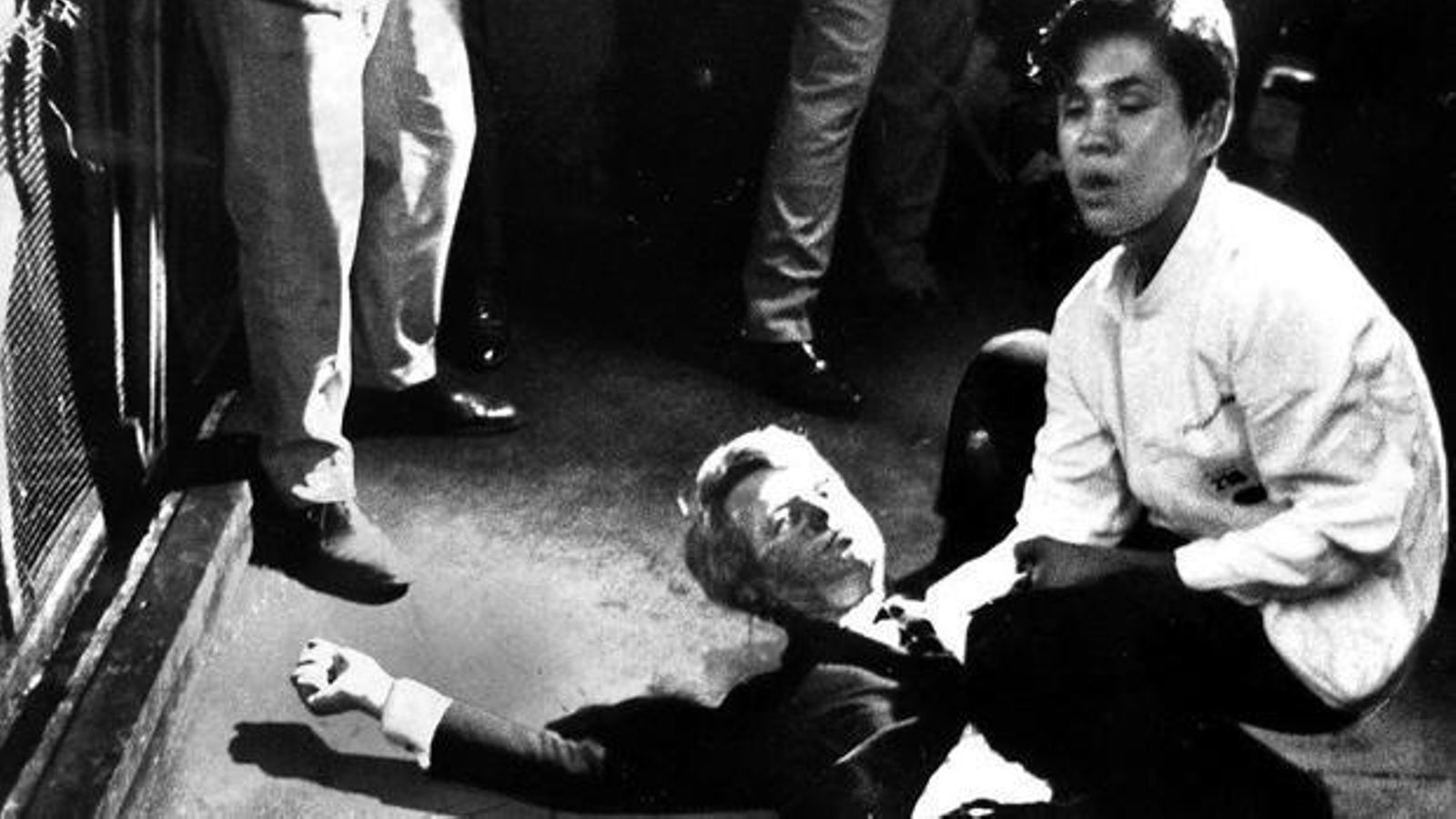 Robert Kennedy es atendido justo después de ser tiroteado.