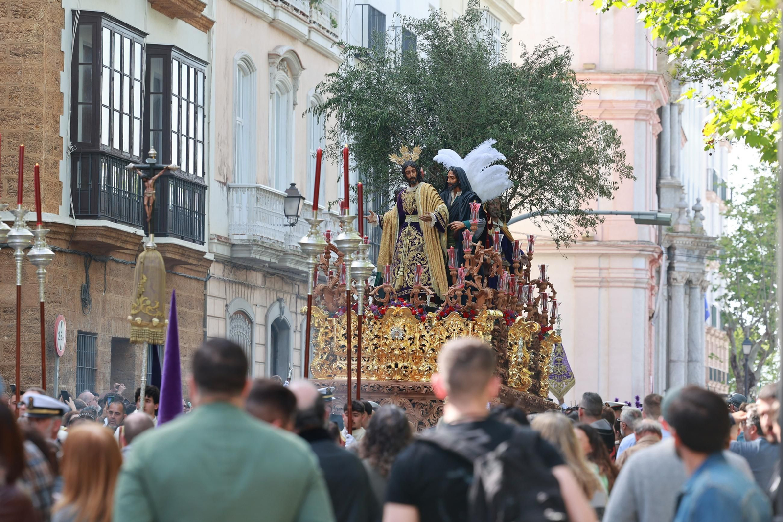 Imágenes de la salida del Prendimiento en la Semana Santa de Cádiz 2025