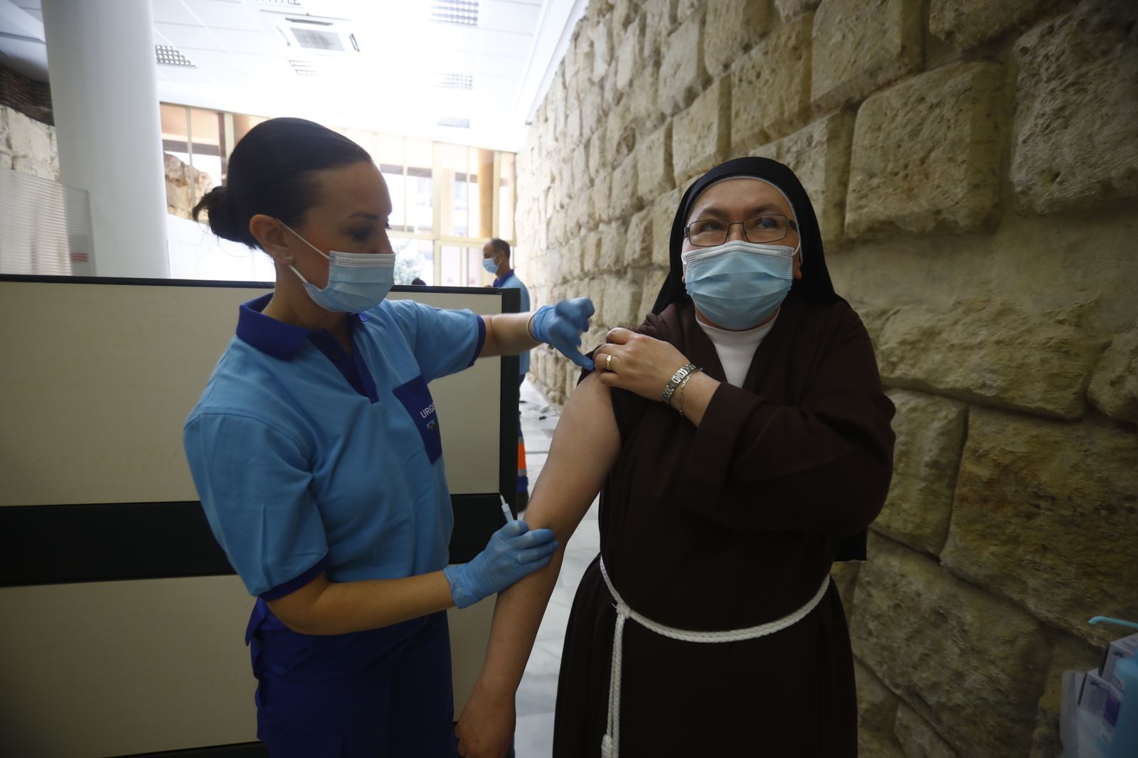 La vacunación contra el coronavirus en el Ayuntamiento de Córdoba, en imágenes