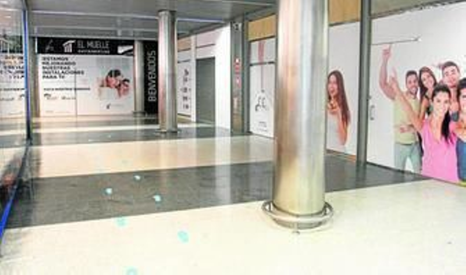 Muchos establecimientos del centro comercial están cerrados a la espera de la compra del suelo para reactivarlos.
