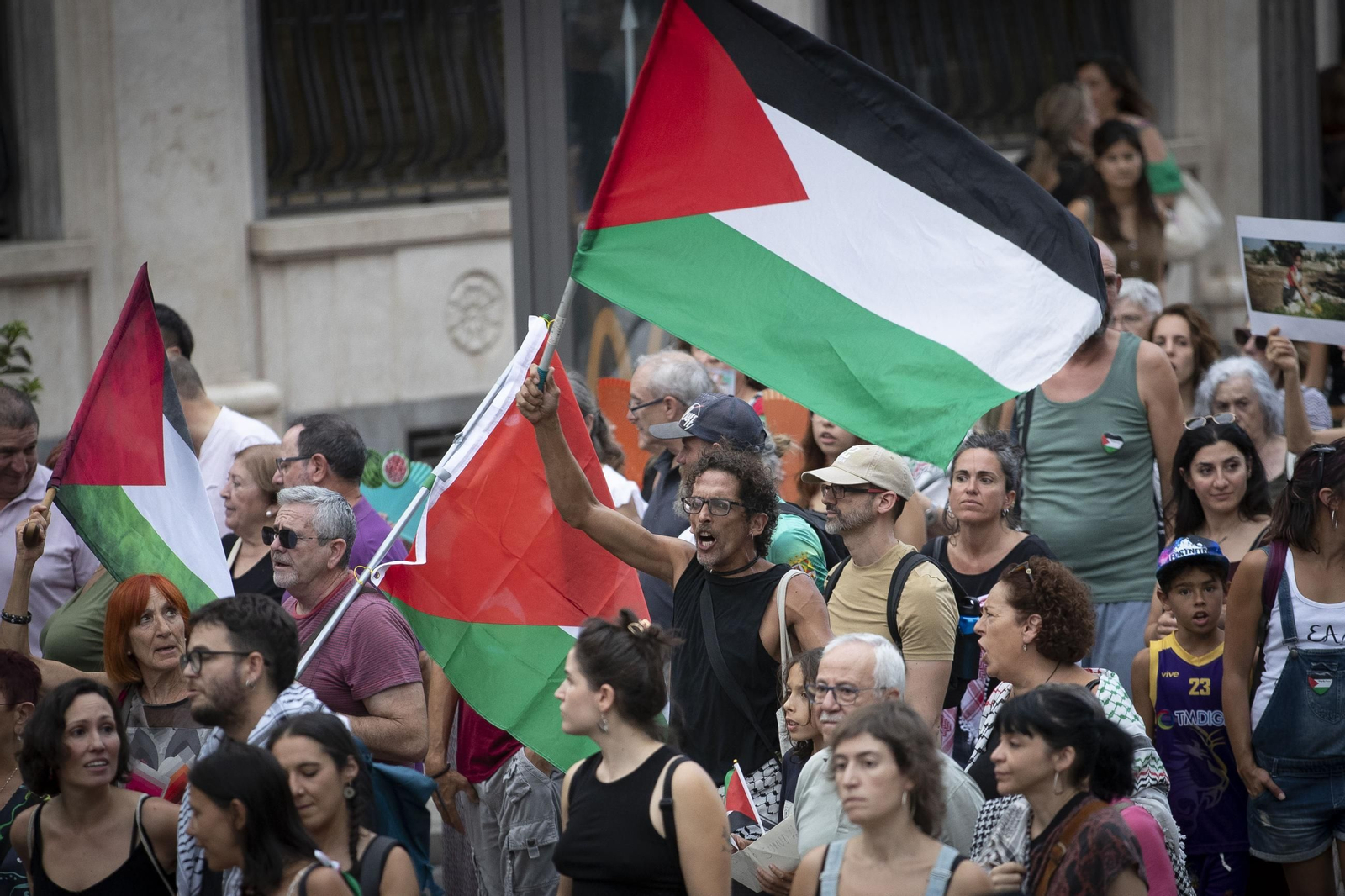 Fotos: 4.000 personas recorren el centro de Granada en una marcha contra la violencia en Gaza