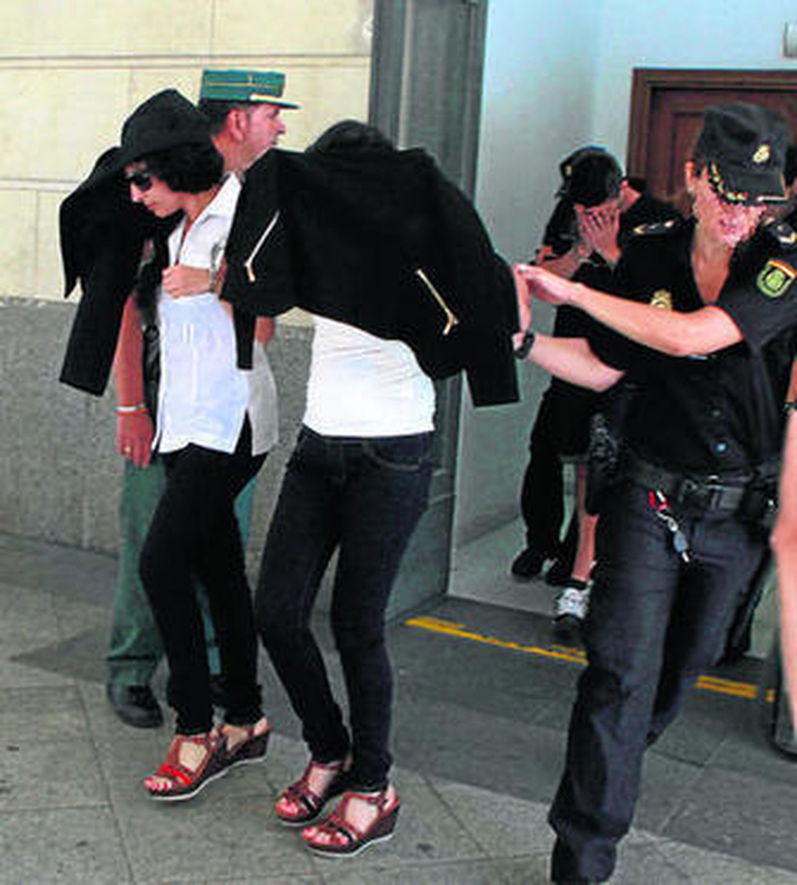 Los tres detenidos por el crimen, en los juzgados de Sevilla.