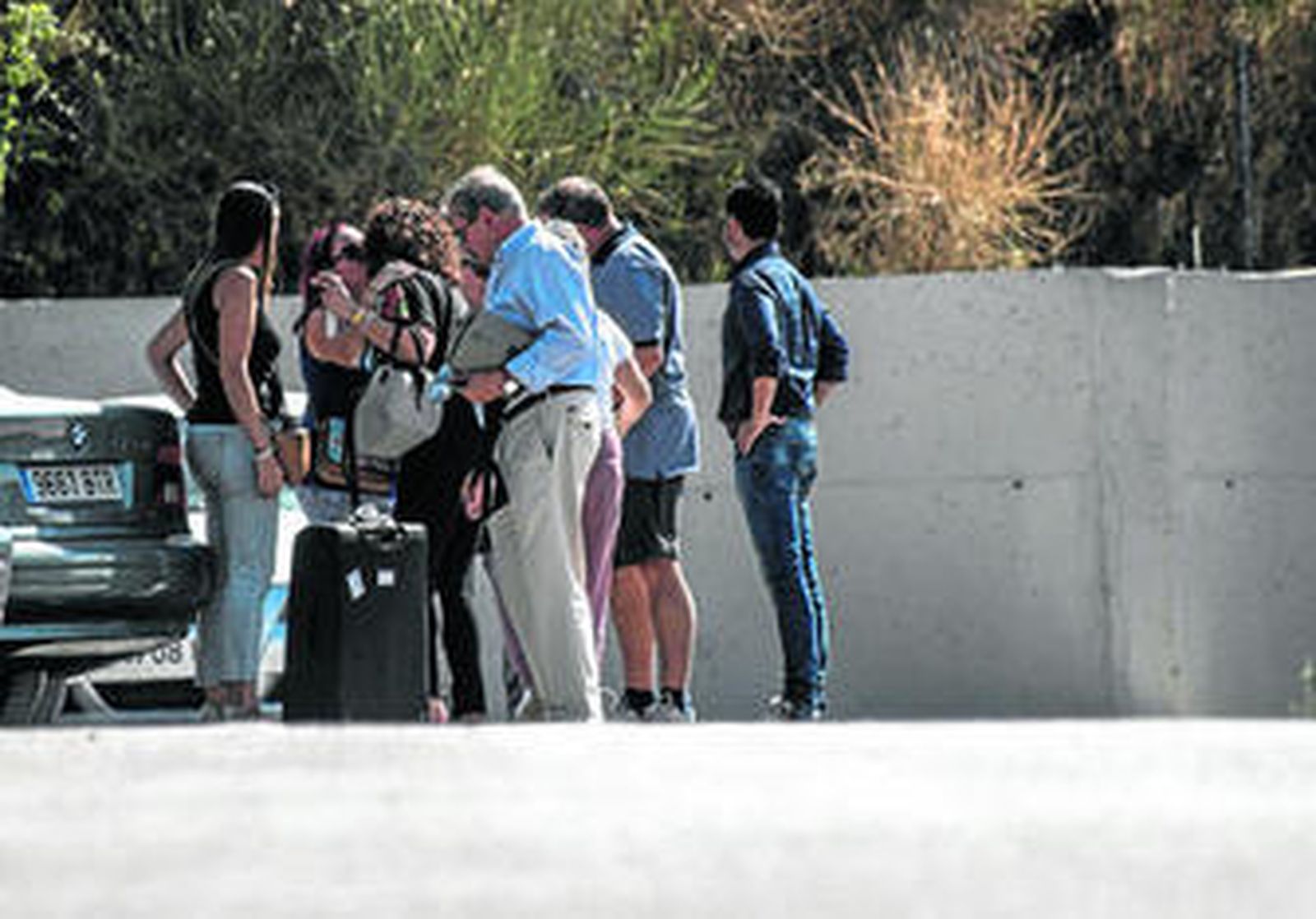 Familiares de Ana Huete, ayer en el exterior del tanatorio de Alfacar.