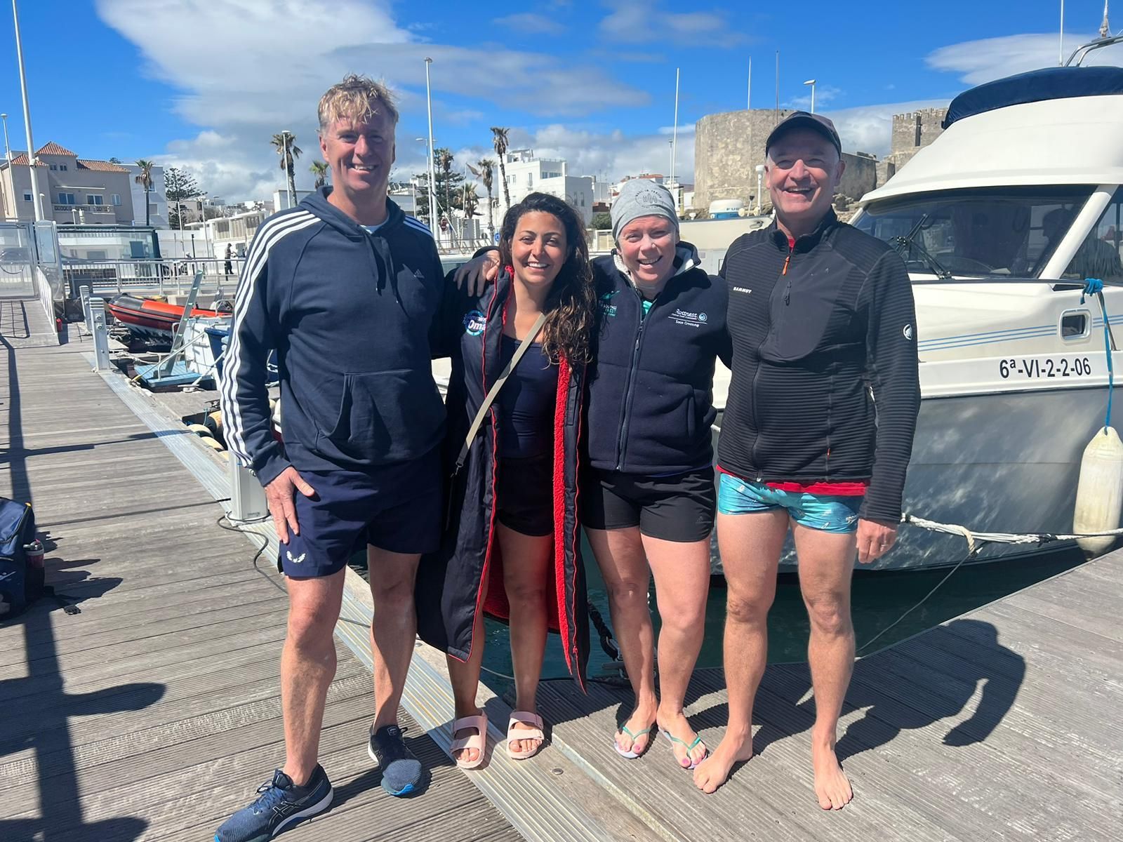 El grupo de nadadores, tras regresar a Tarifa