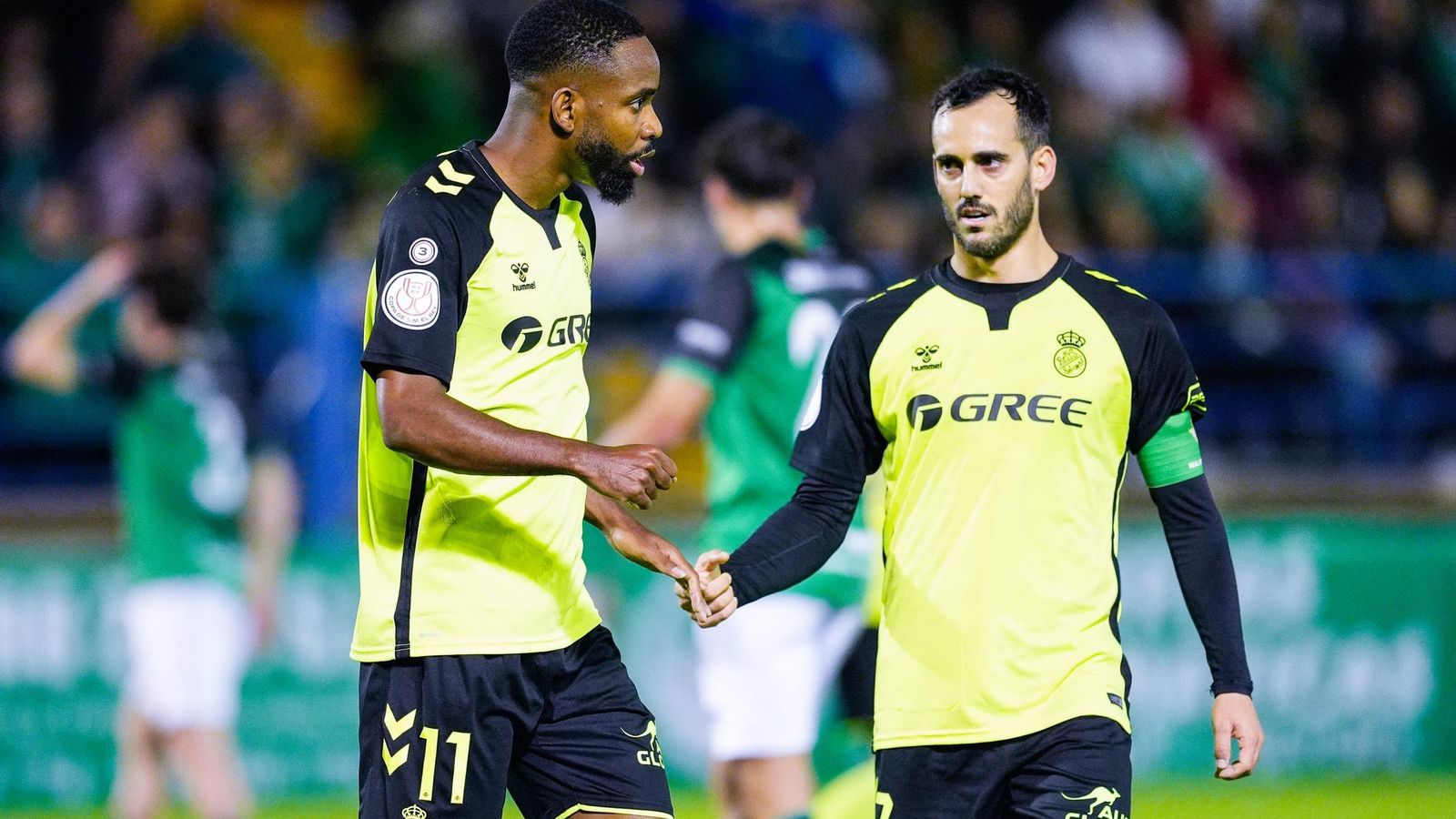 Bakambu y Juanmi, durante el primer duelo copero ante el CD Gévora.