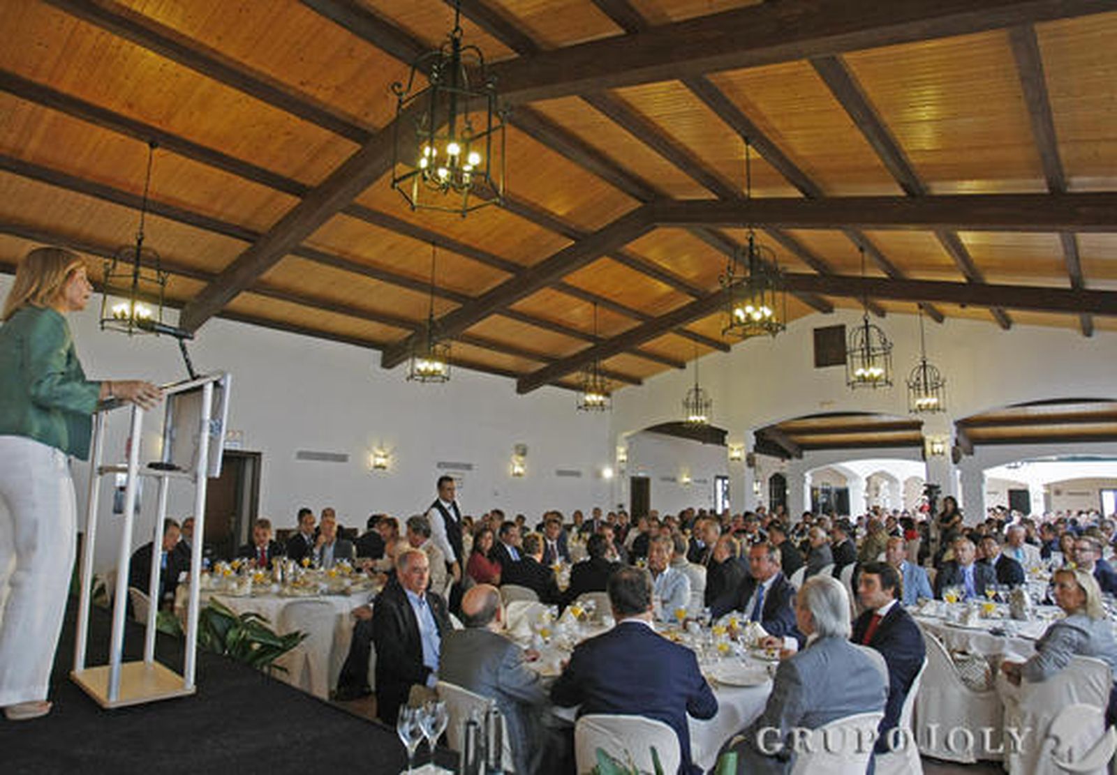 Más de cuatrocientas personas se dieron cita, ayer, en el Cortijo Ducha, para seguir el discurso de la alcaldesa, María José García-Pelayo.

Foto: Aranda / Pascual