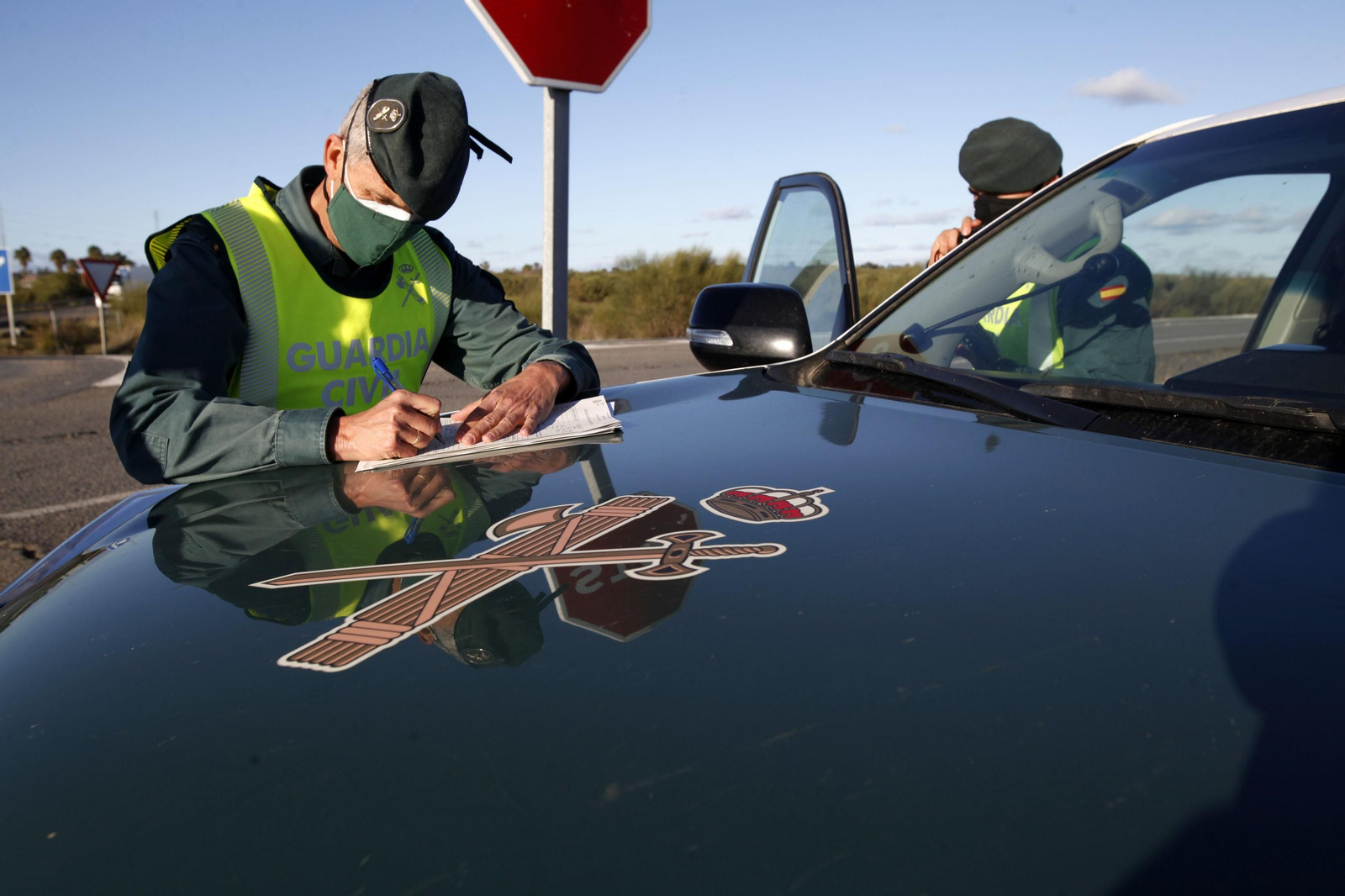 Controles de la Guardia Civil en los accesos a la costa de Huelva
