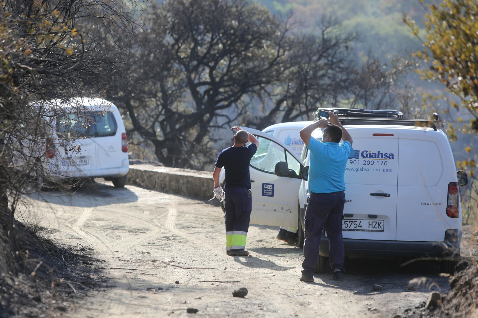 Imágenes del área afectada por el fuego del segundo día en el incendio de Almonaster