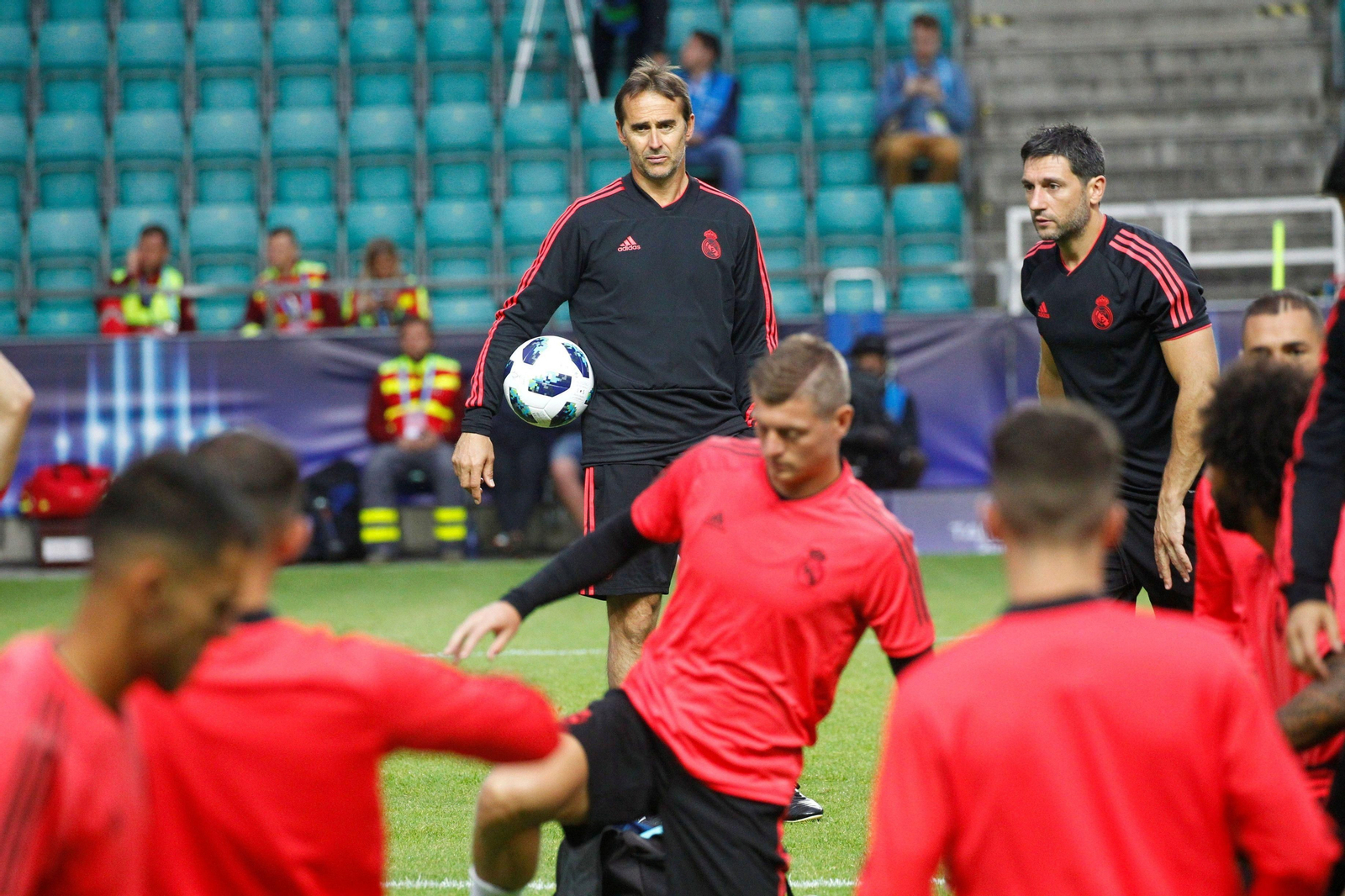 Julen Lopetegui, al frente del Madrid en Tallin, con Kroos en primer plano.
