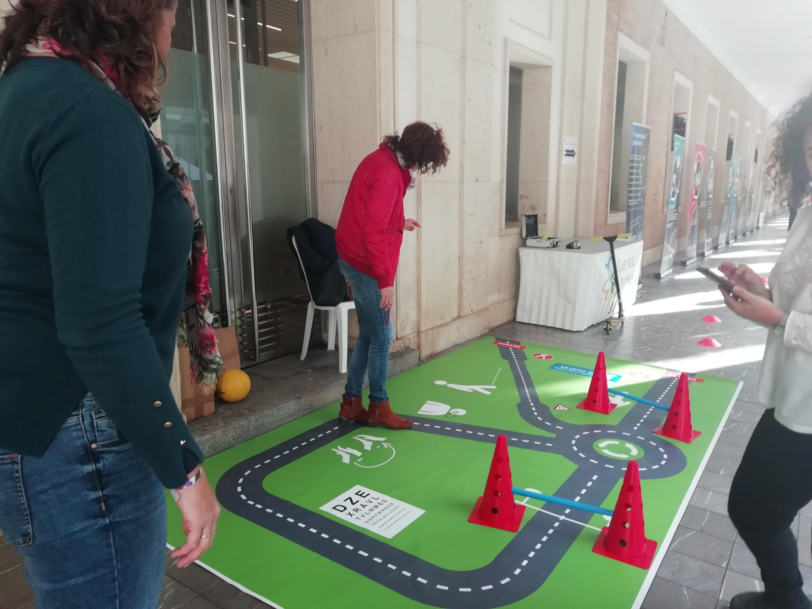 Una joven realiza el circuito con las gafas de simulación