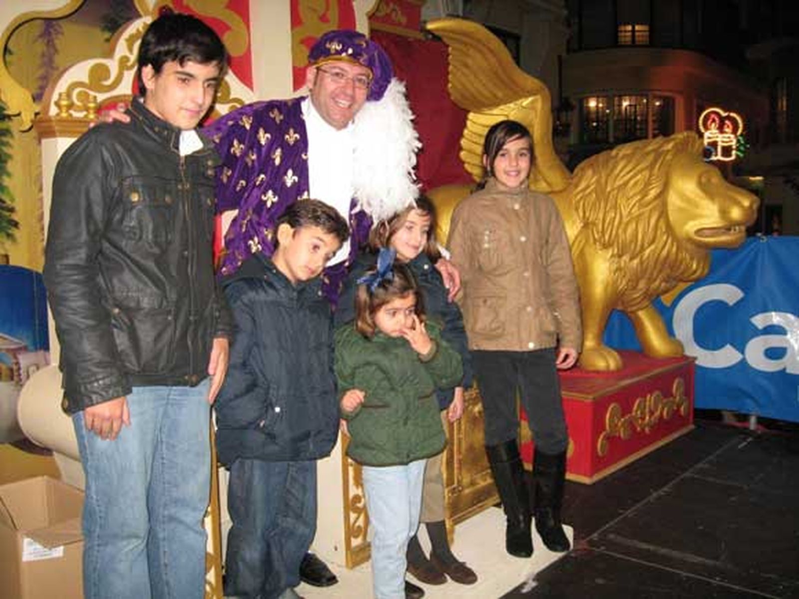 El Paje Real finaliza su misión en Cádiz tras haber recogido las cartas que los niños han redactado para los Reyes Magos.