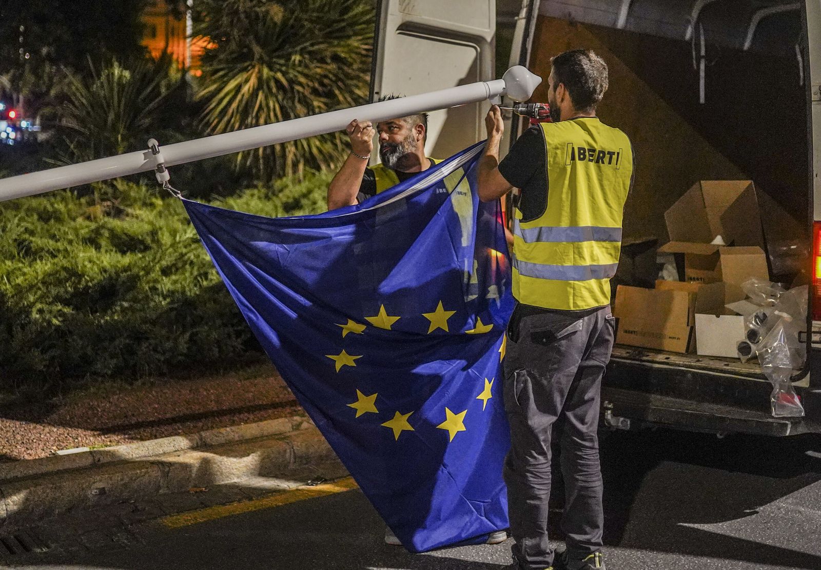 La bandera de la UE ya luce en Granada