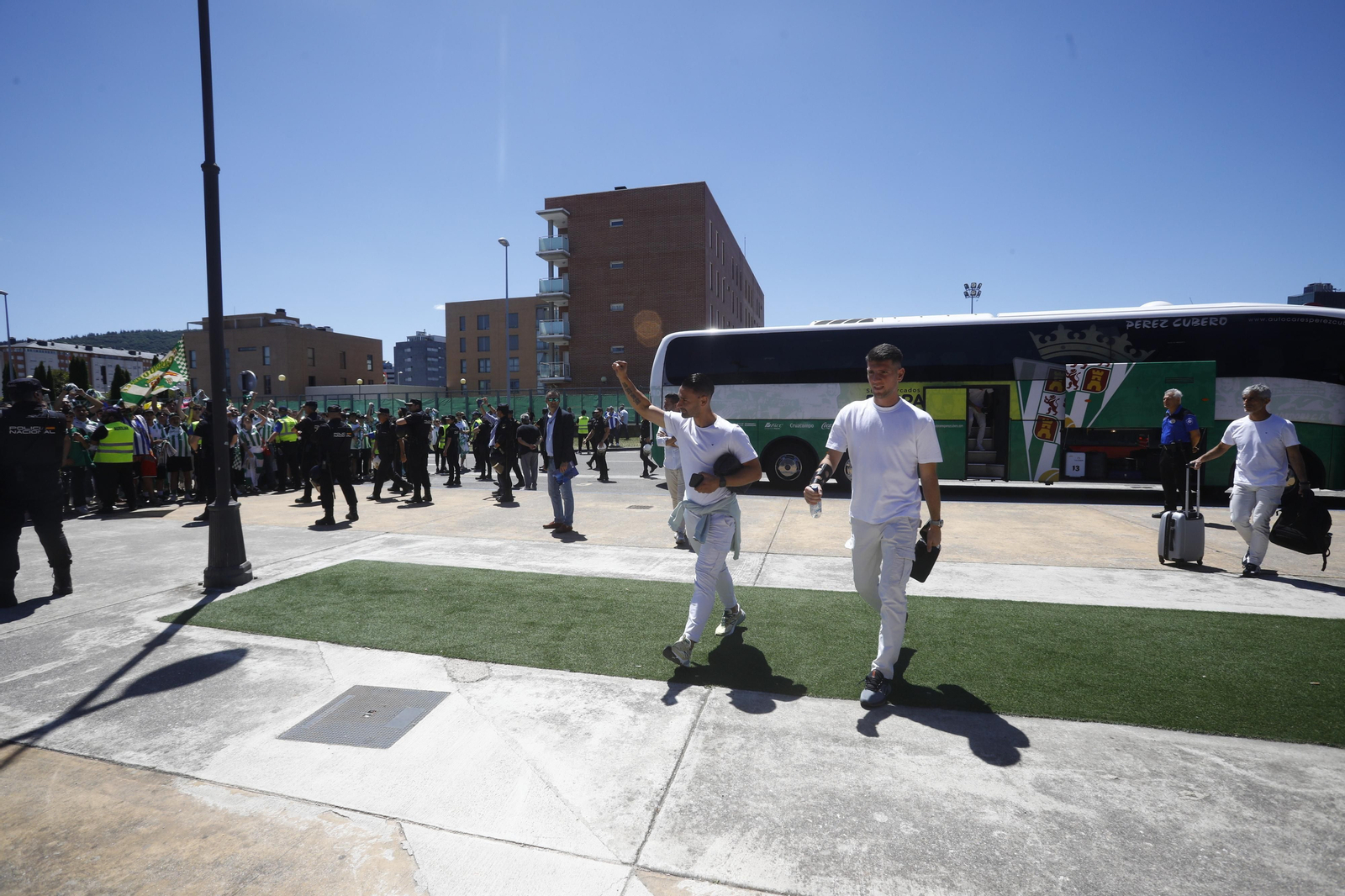 El Córdoba CF recibe el calor de su afición a su llegada a El Toralín antes del partido ante la Ponferradina El Córdoba CF recibe el calor de su afición a su llegada a El Toralín antes del partido ante la Ponferradina