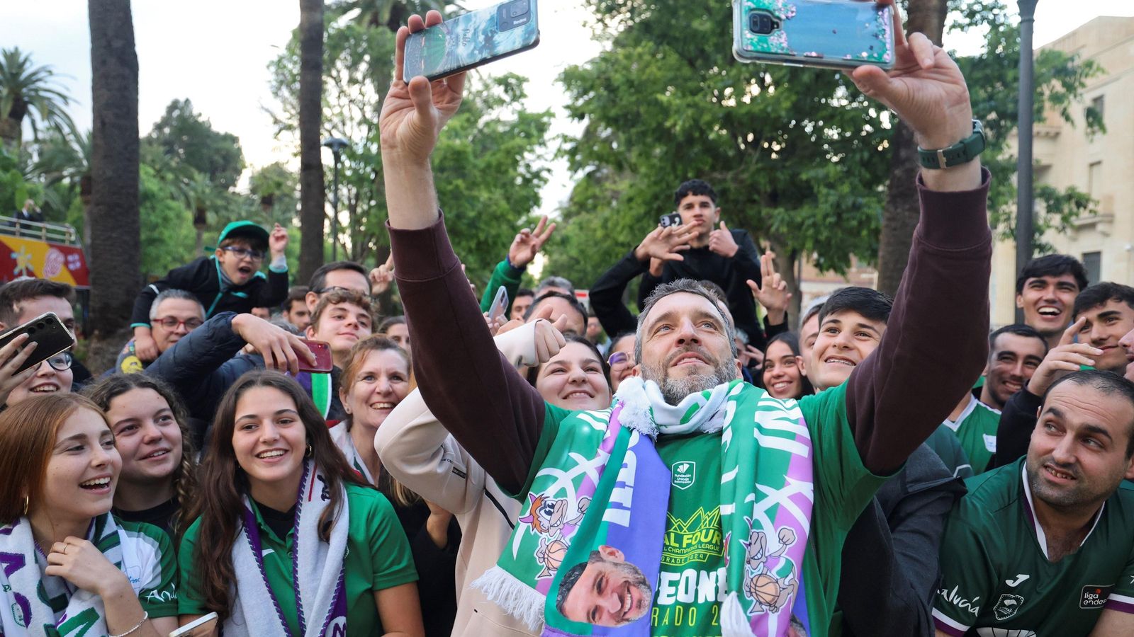 Ibon Navarro, con varios aficionados.