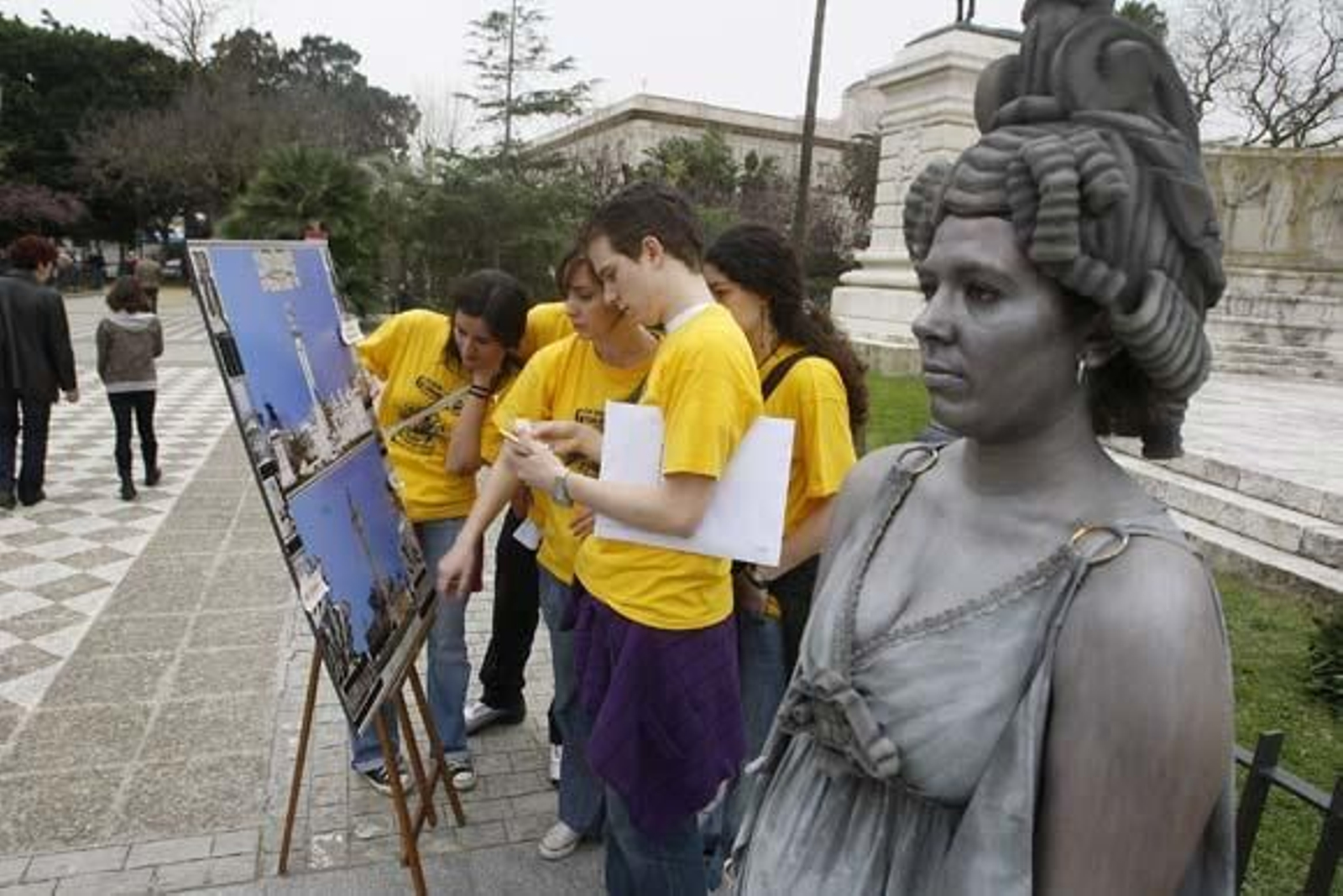 La plaza de San Juan de Dios ha sido el punto de partida de esta tercera edición de la prueba, en la que participan 110 grupos

Foto: Jose Braza