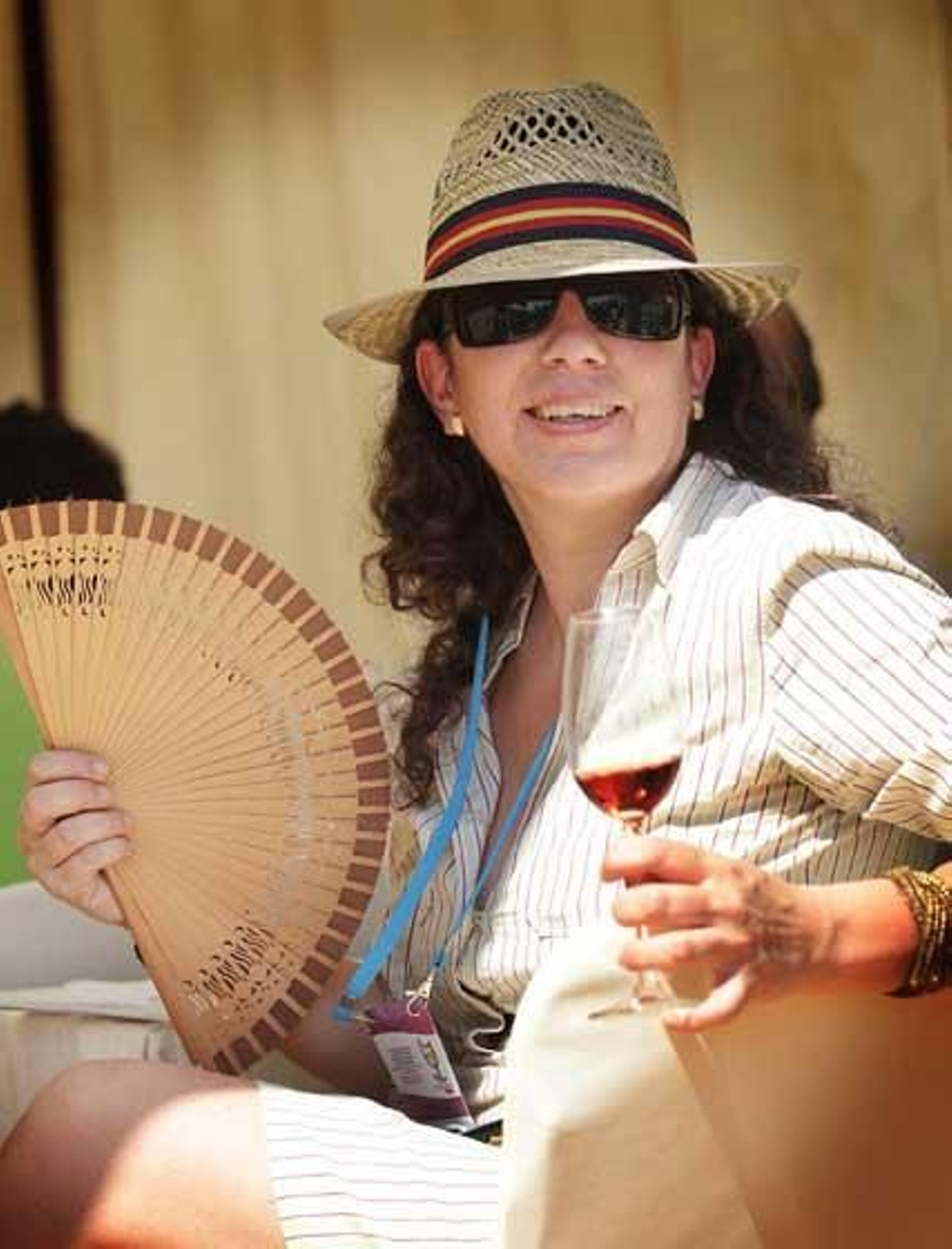 Abanico, sombrero y copa, ‘kit’ completo para Vinoble 2010.

Foto: Miguel Angel Gonzalez