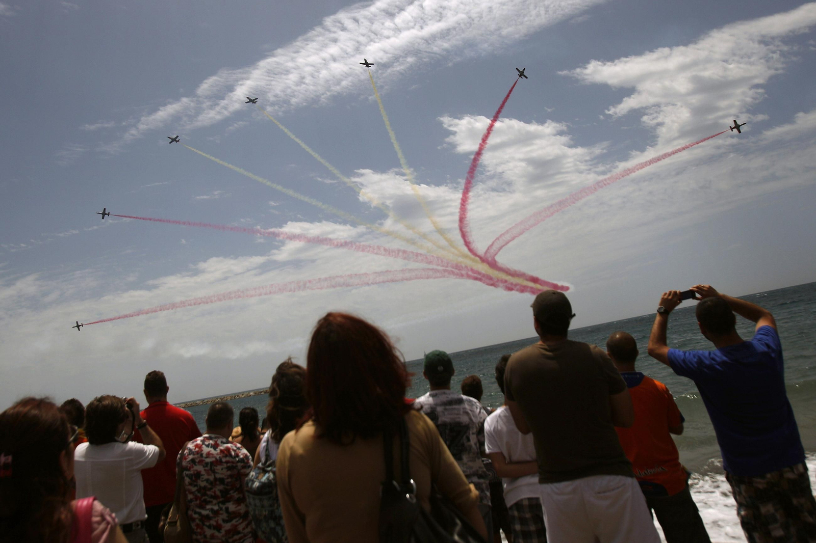 Espectaculares fotos de las acrobacias de la Patrulla Águila: cuatro décadas surcando los cielos