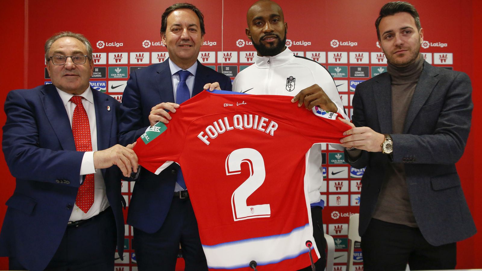 Foulquier posa con su nueva camiseta junto a Macanás, Monterrubio y Sánchez