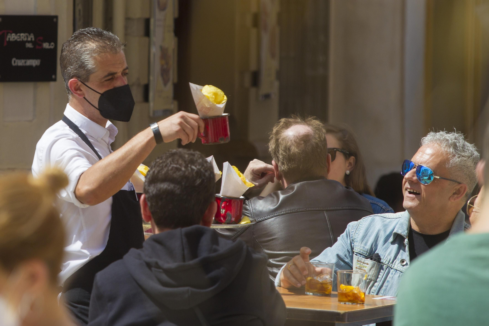 Ambiente en el centro de Málaga en un Jueves Santo sin la Legión