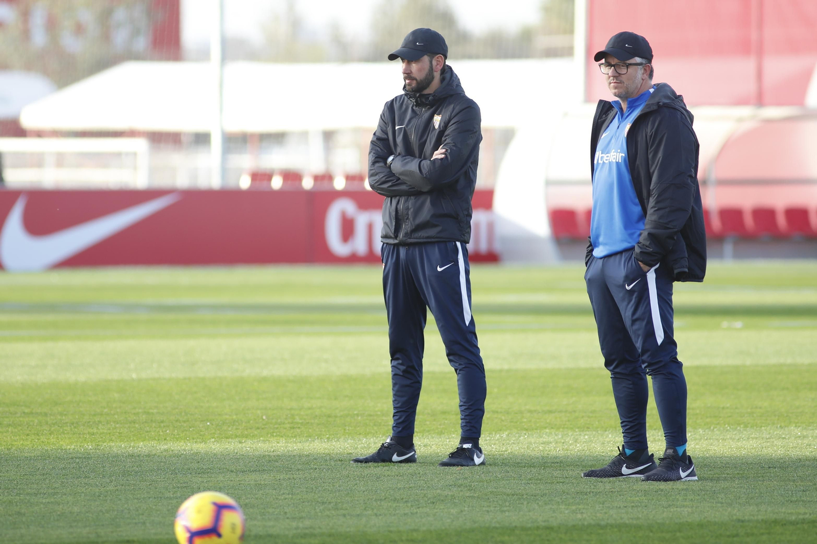 Pablo Machín observa el entrenamiento junto a Jordi Guerrero.