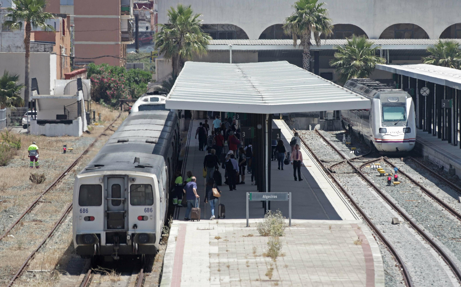 Un tren, en la estación de Algeciras Un tren, en la estación de Algeciras