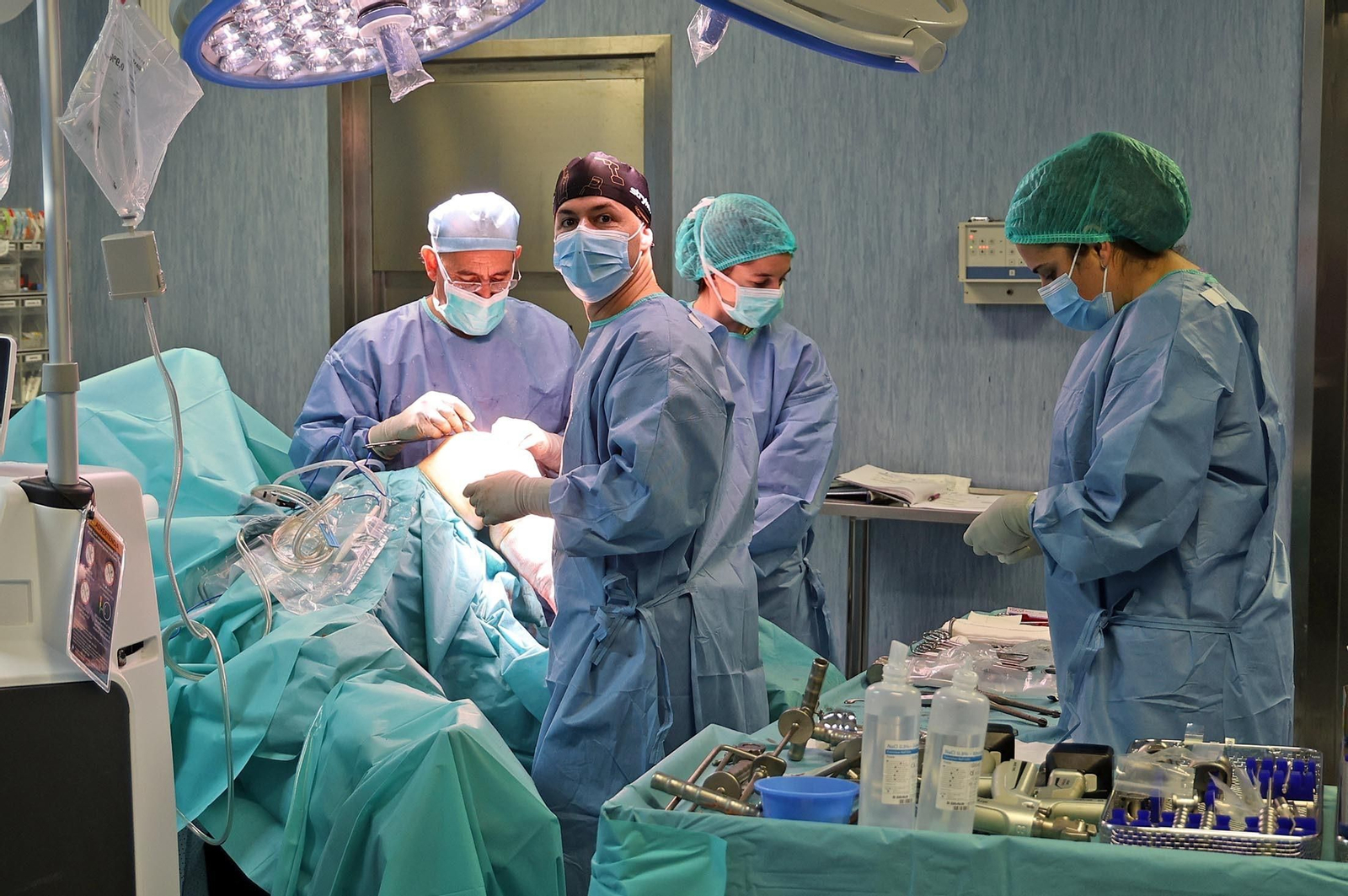Personal sanitario durante una intervención quirúrgica.