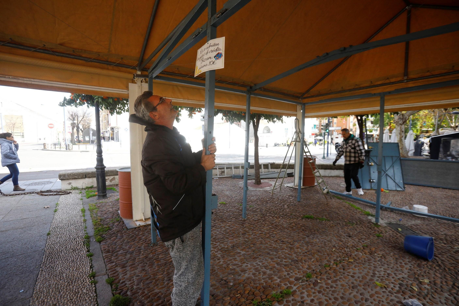 La instalación de los puestos de caracoles de Córdoba, en imágenes